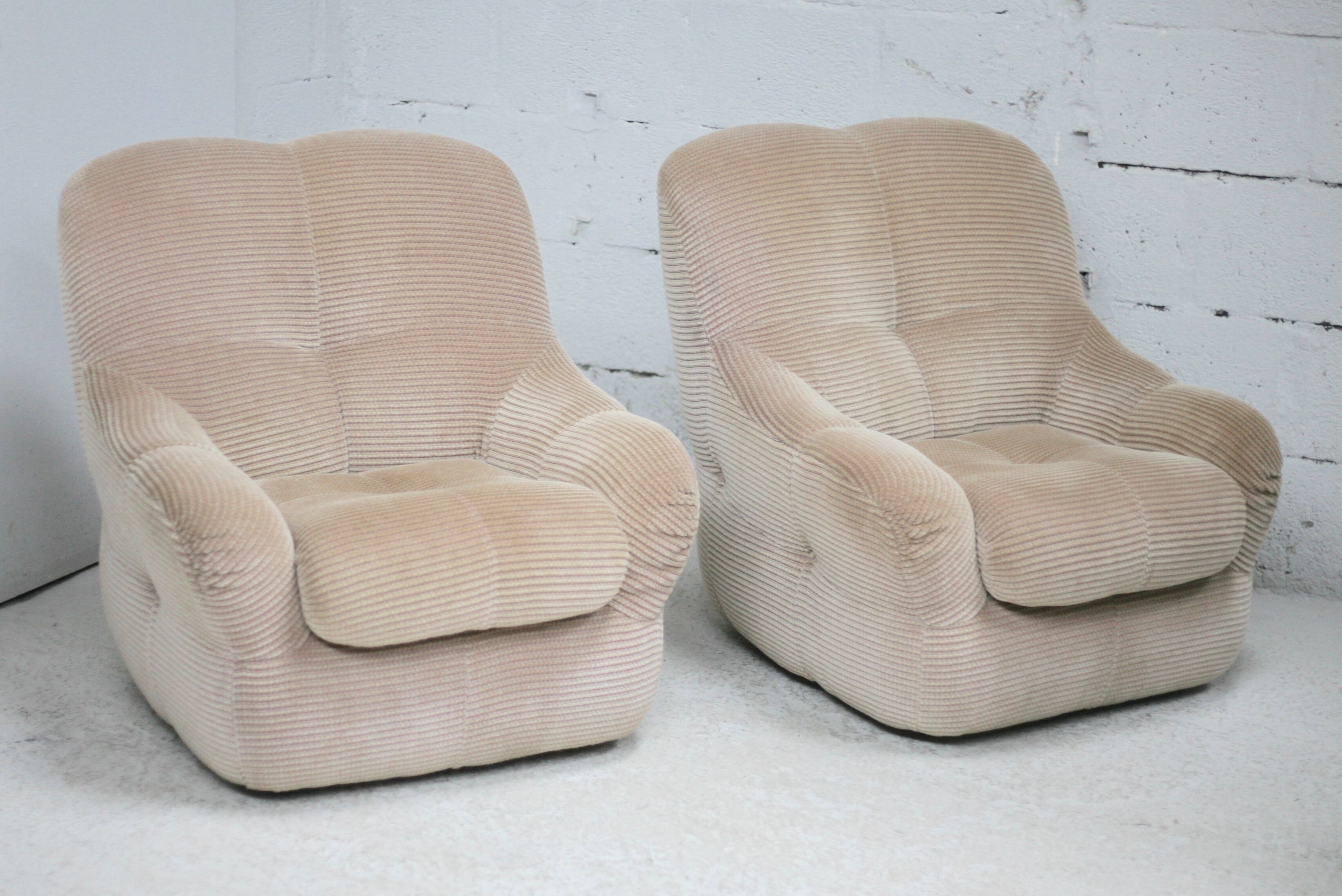 Pair of armchairs "space age". Beige corduroy velvet. France, circa 1970