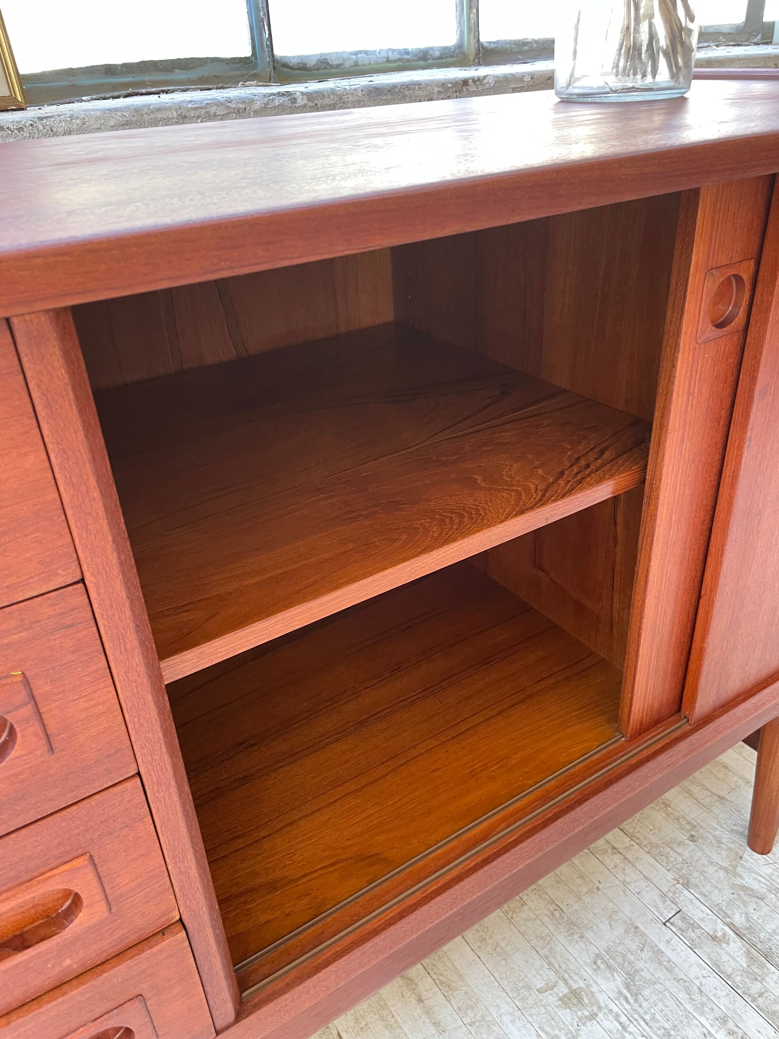 Teak row Johannes Andersen Samcom