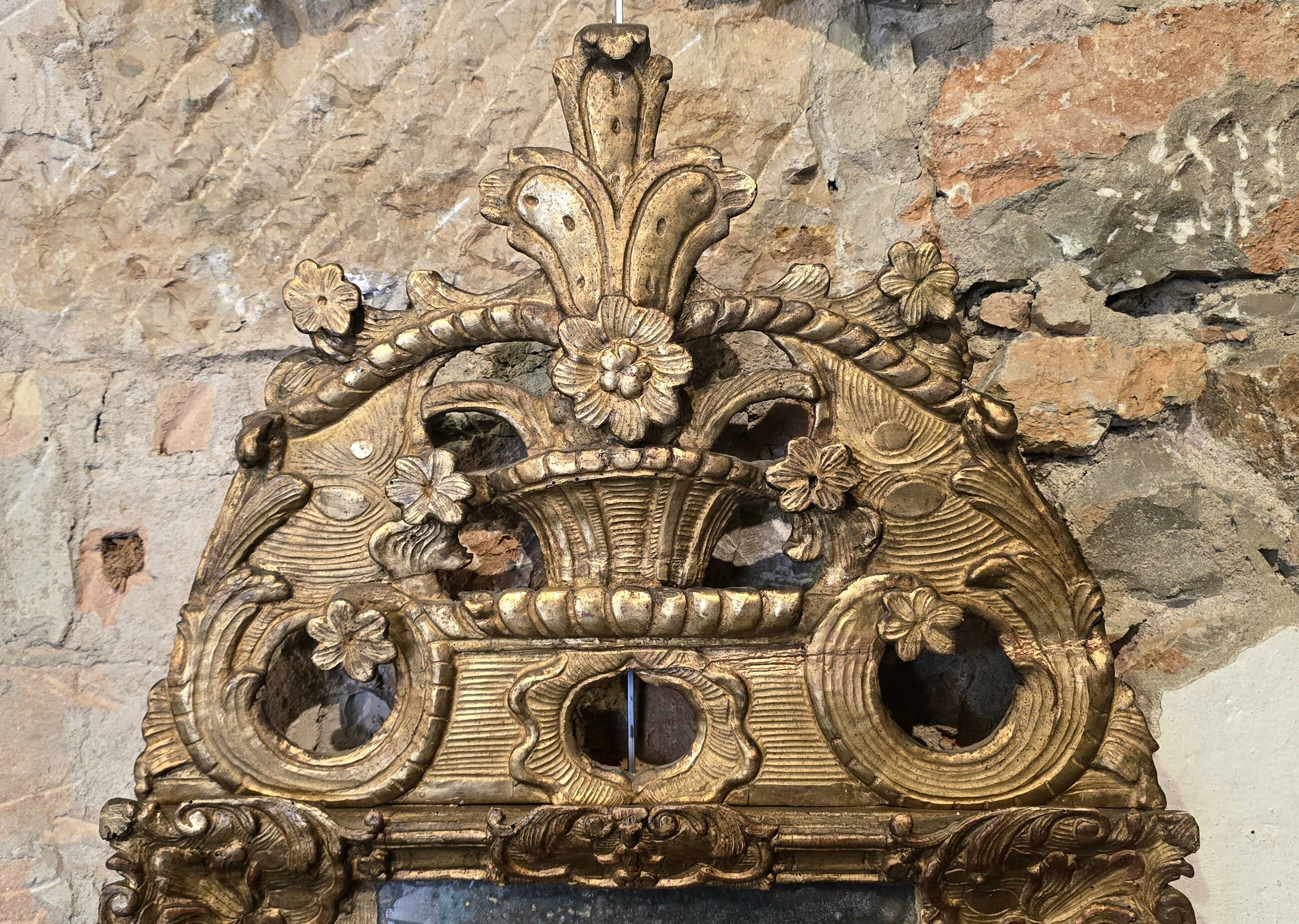 Regency period mirror with a carved and gilded wooden pediment – 18th century
