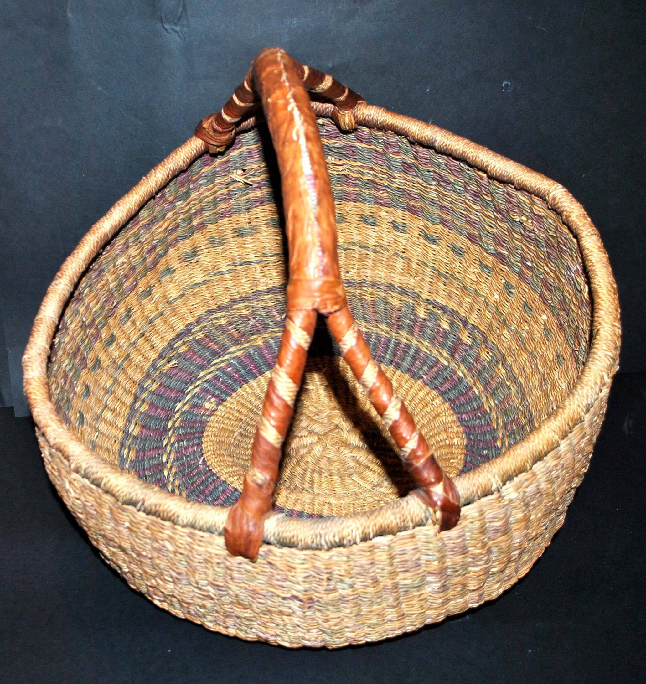 Vintage round basket in woven straw and leather - ethnic decorative ball basket