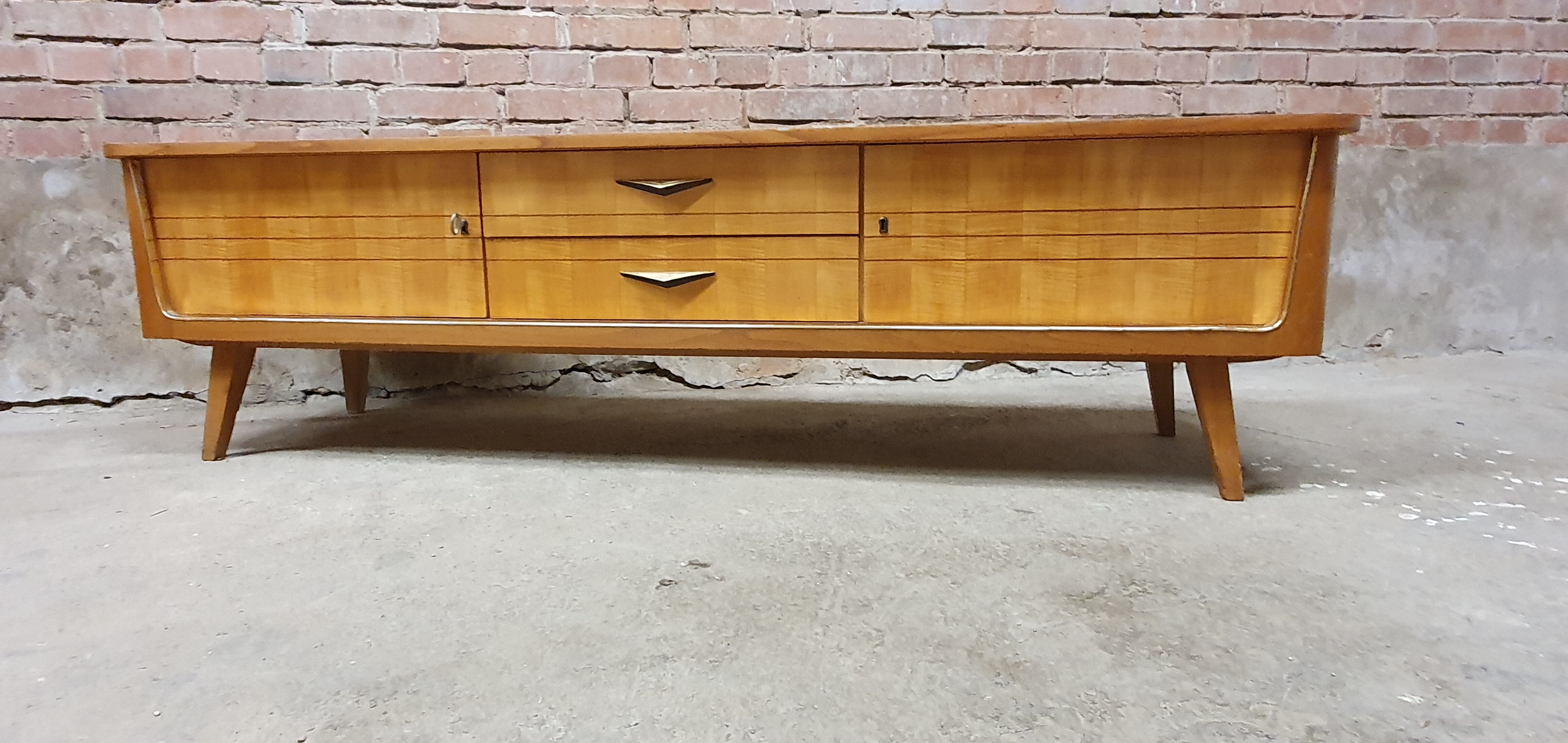 Lowborard row of the 60s"