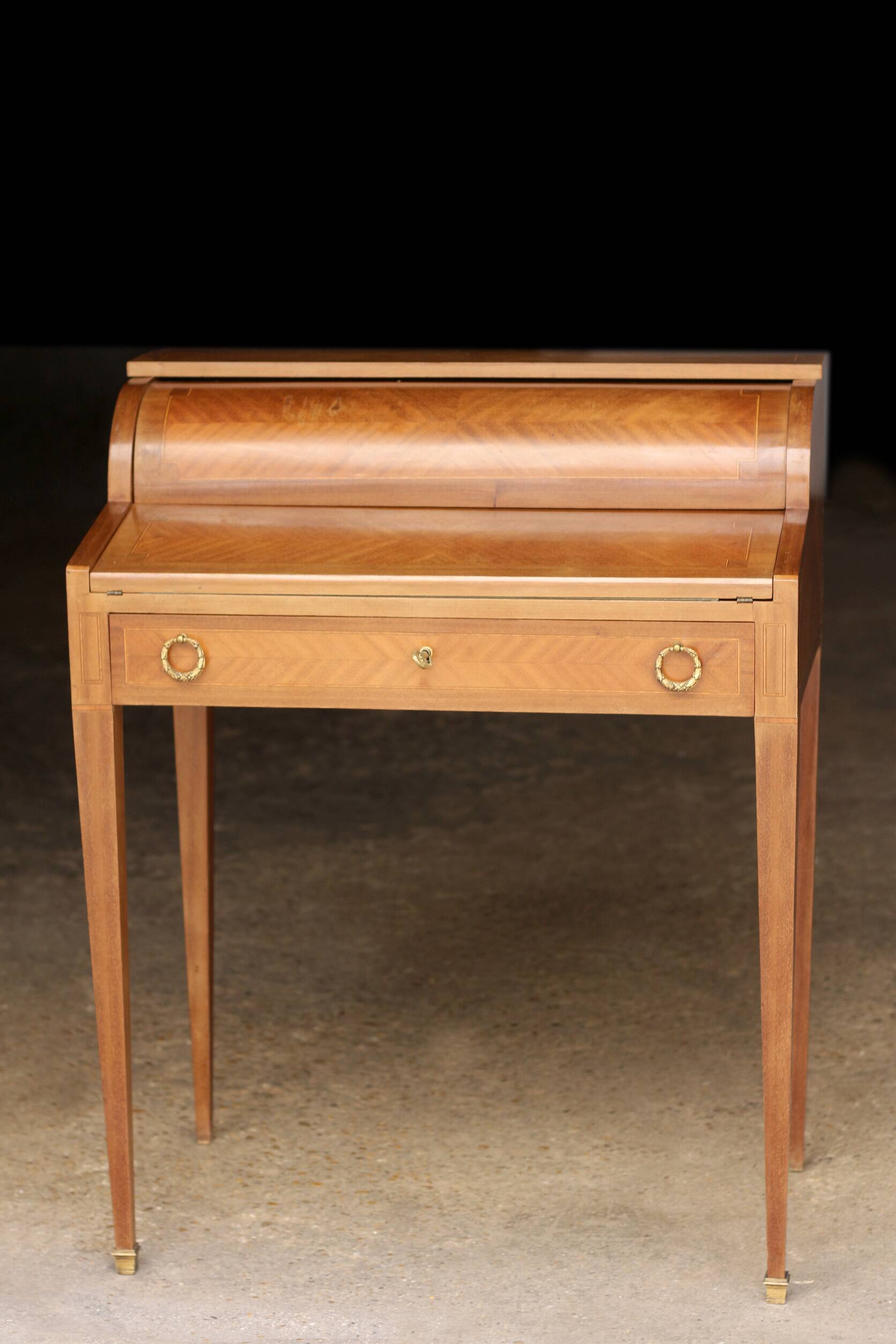 Charming desk with a blond wood structure. Work from the Faubourg (early 20th century).