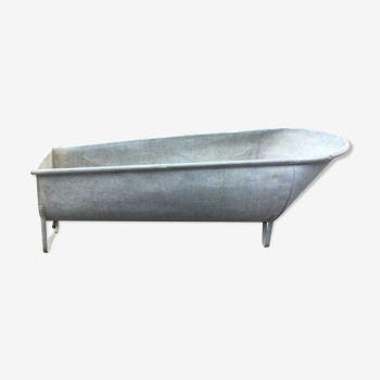 Zinc bathtub