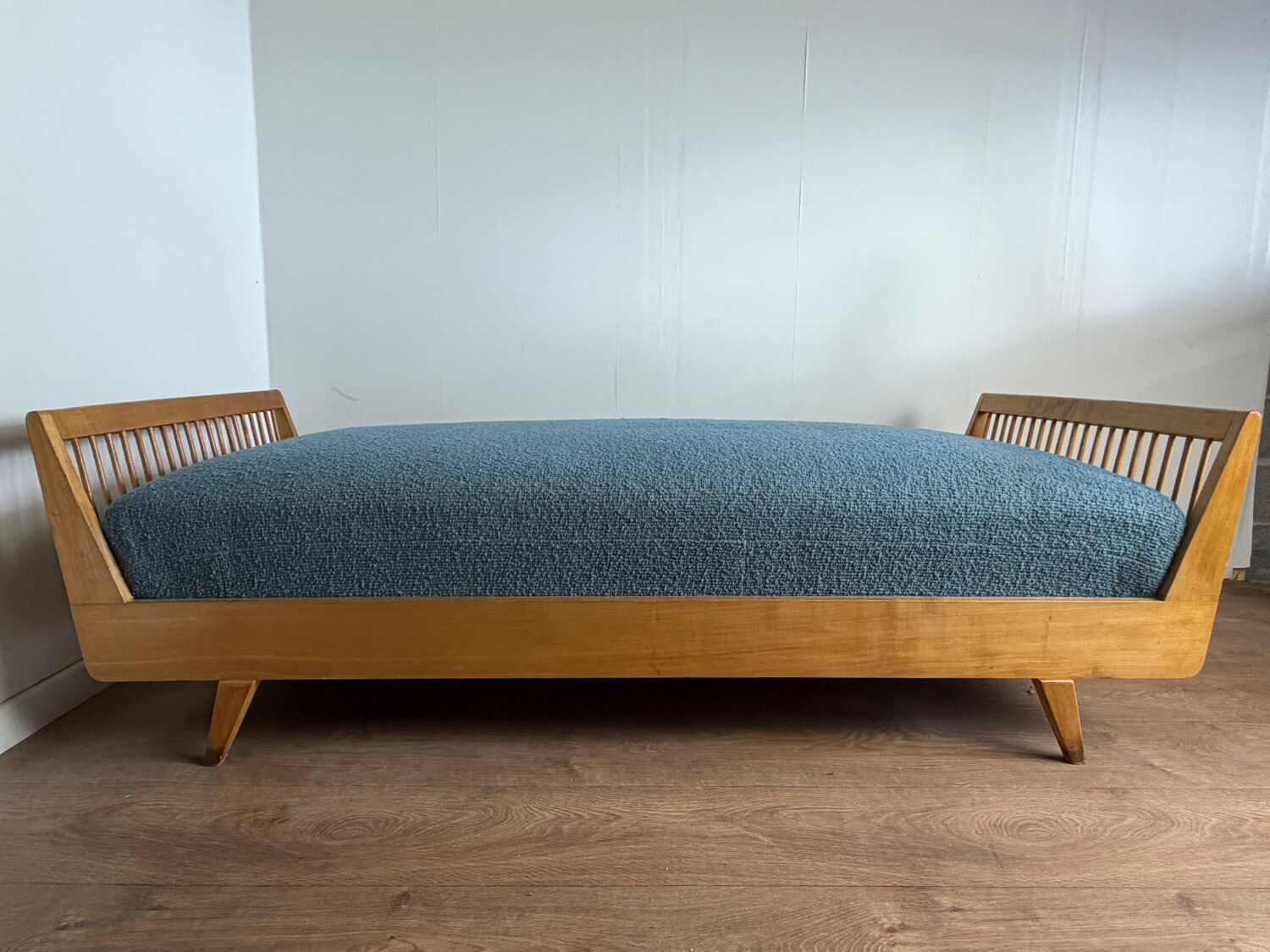 Vintage wooden bench / daybed