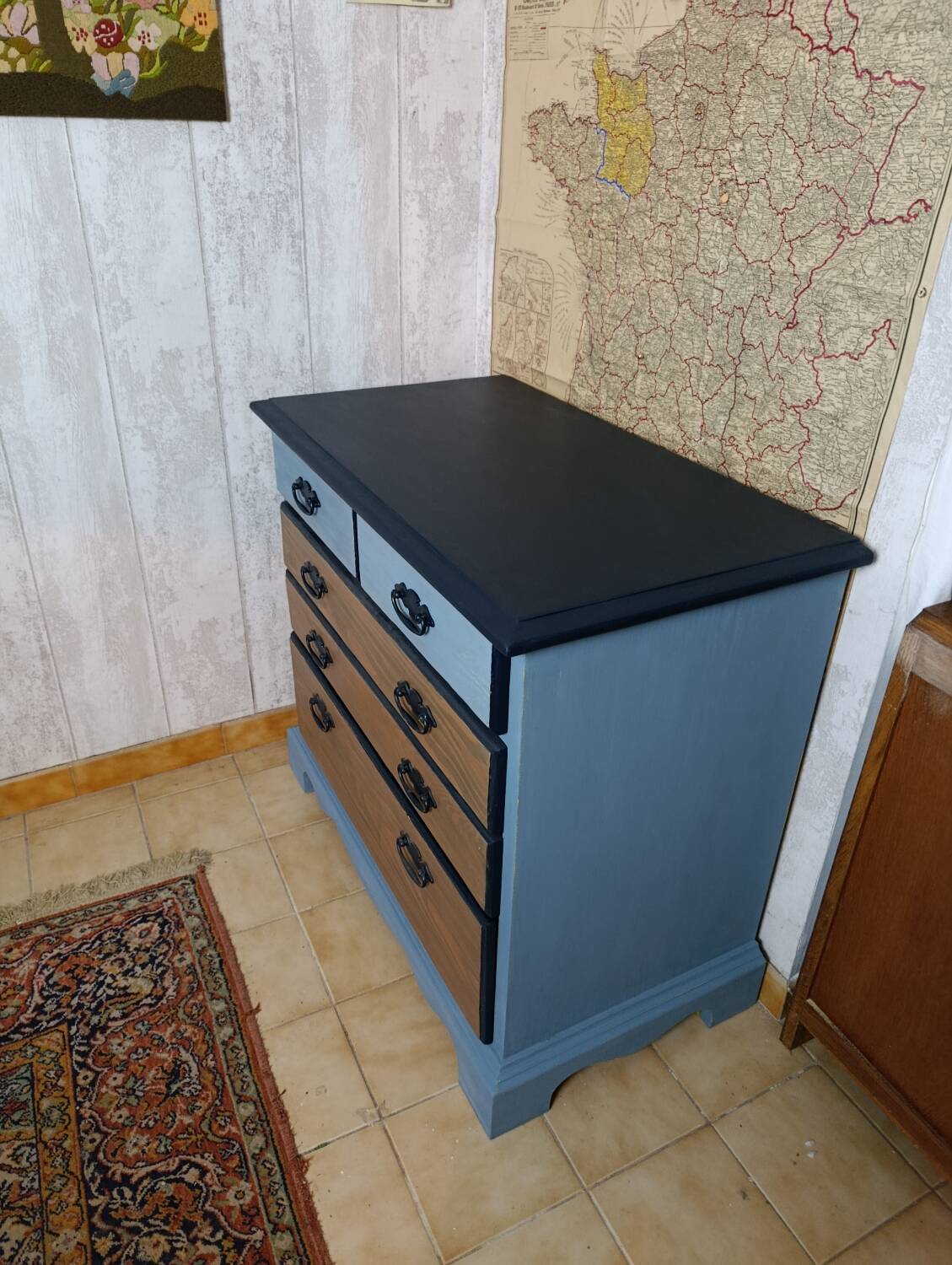Chest of drawers with 5 drawers in solid dark wood and patinated blue.