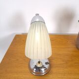 Lampe avec base chromée et abat-jour en verre lait lampe de table vintage