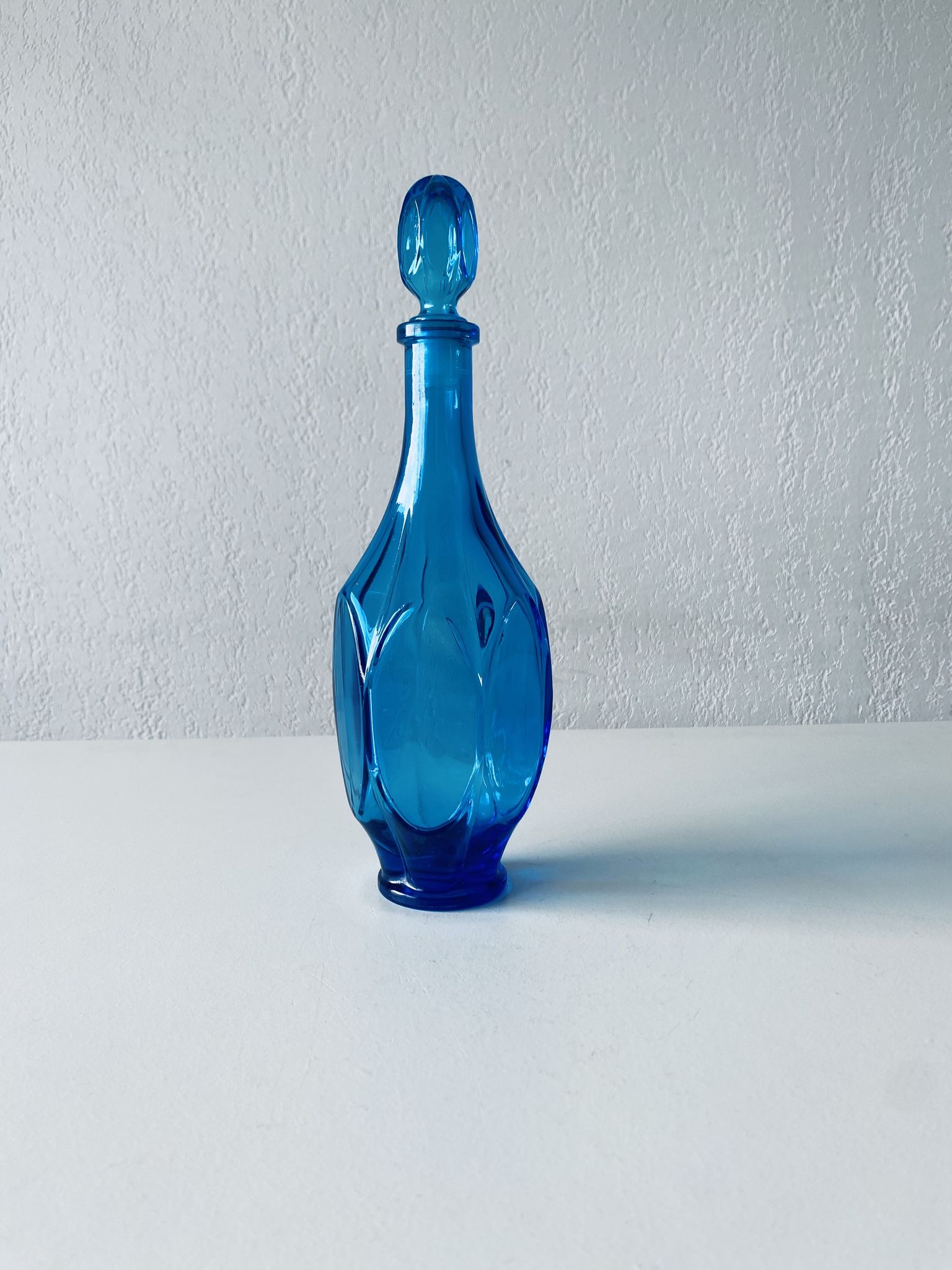 Carafe bleue en verre