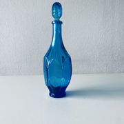 Carafe bleue en verre