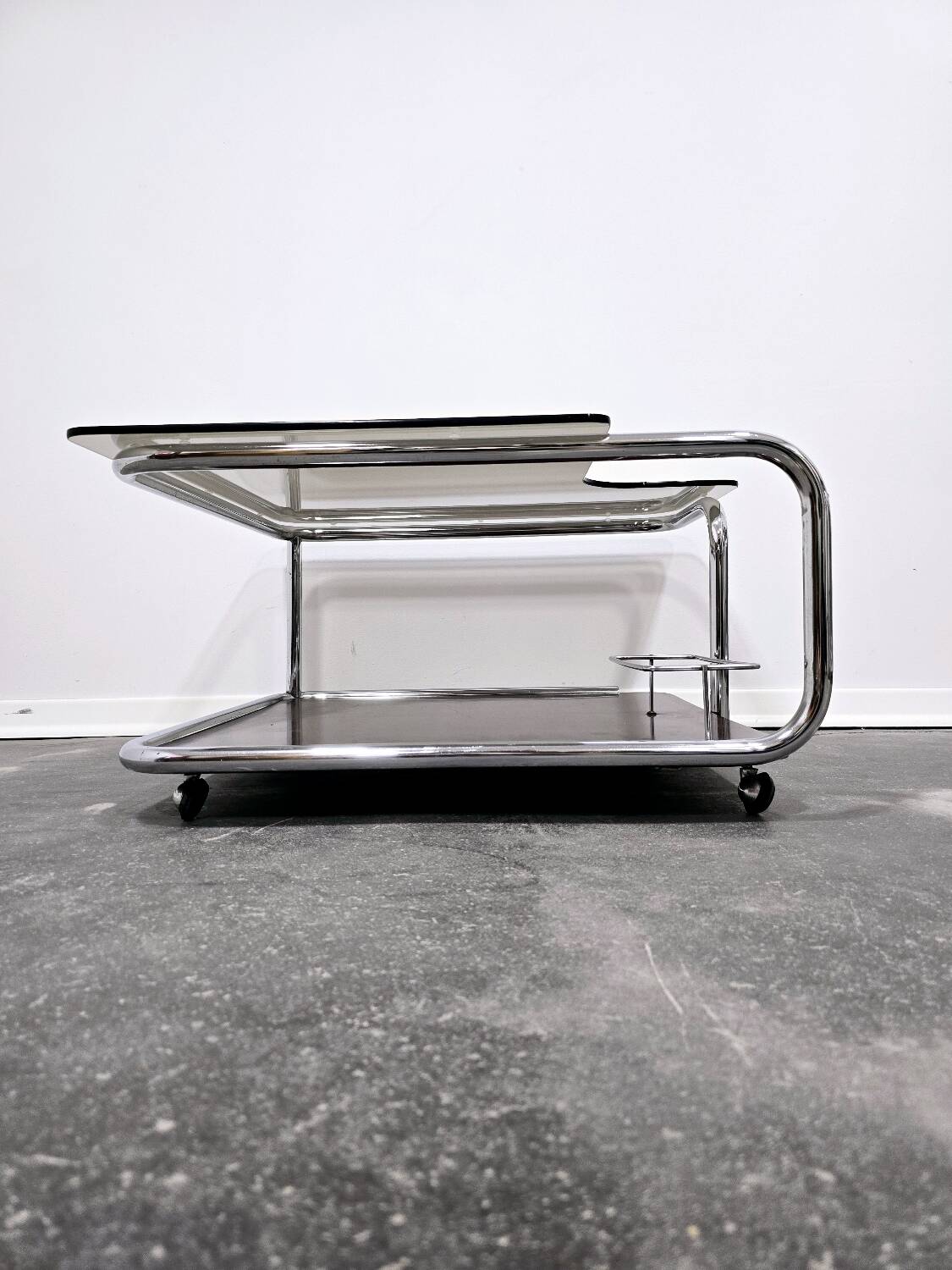 Table basse bauhaus en noyer des années 1970