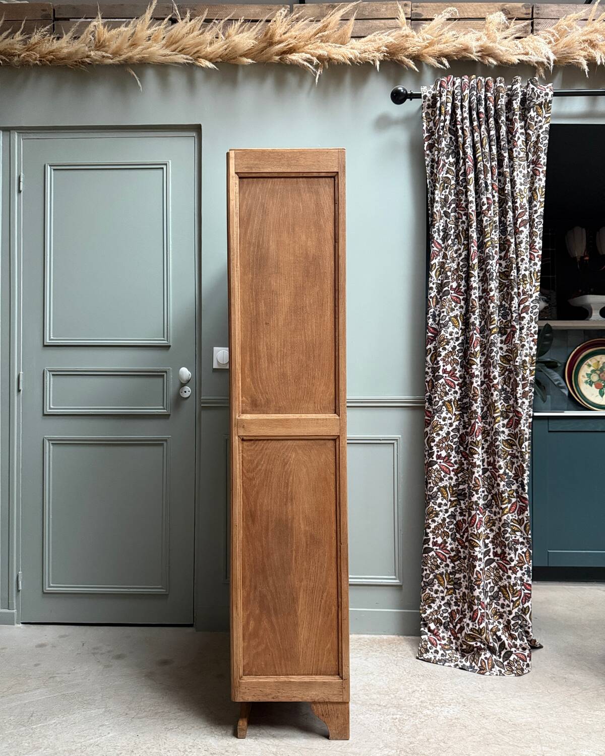 Small Parisian Art Deco showcase