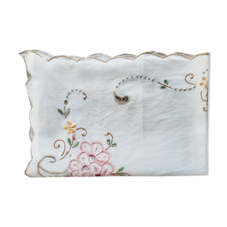 Napperon blanc en fil, brodé main, au motif coloré floral, années 50