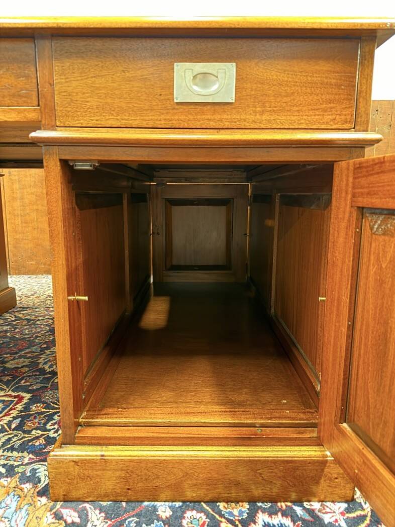 Large Classic English Chesterfield Desk Partnerdesk