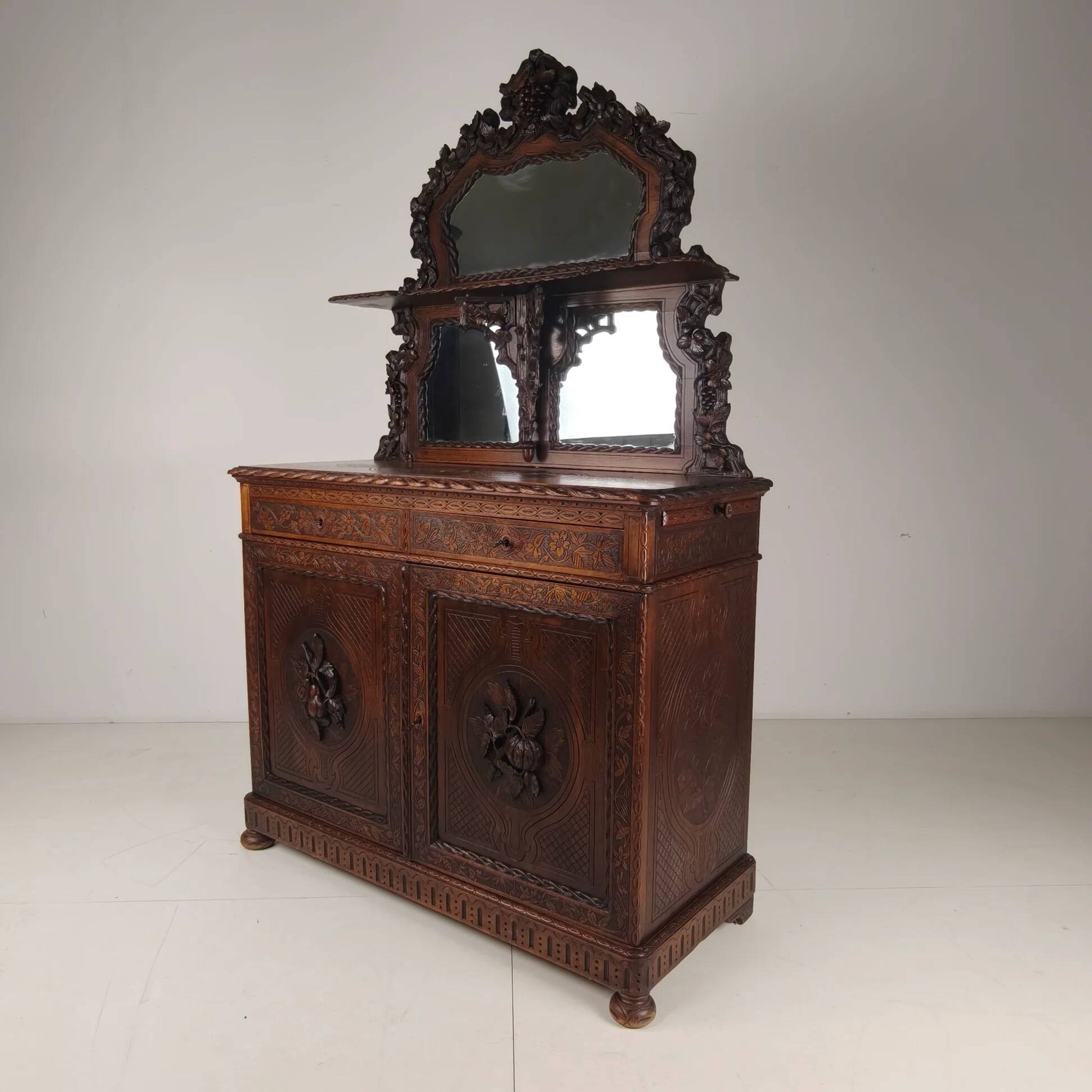 Buffet cabinet Horrix avec miroir – Style Forêt Noire, par Horrix