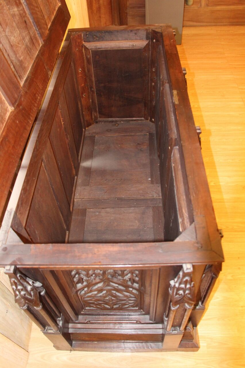 Neo-Gothic chest XIXth