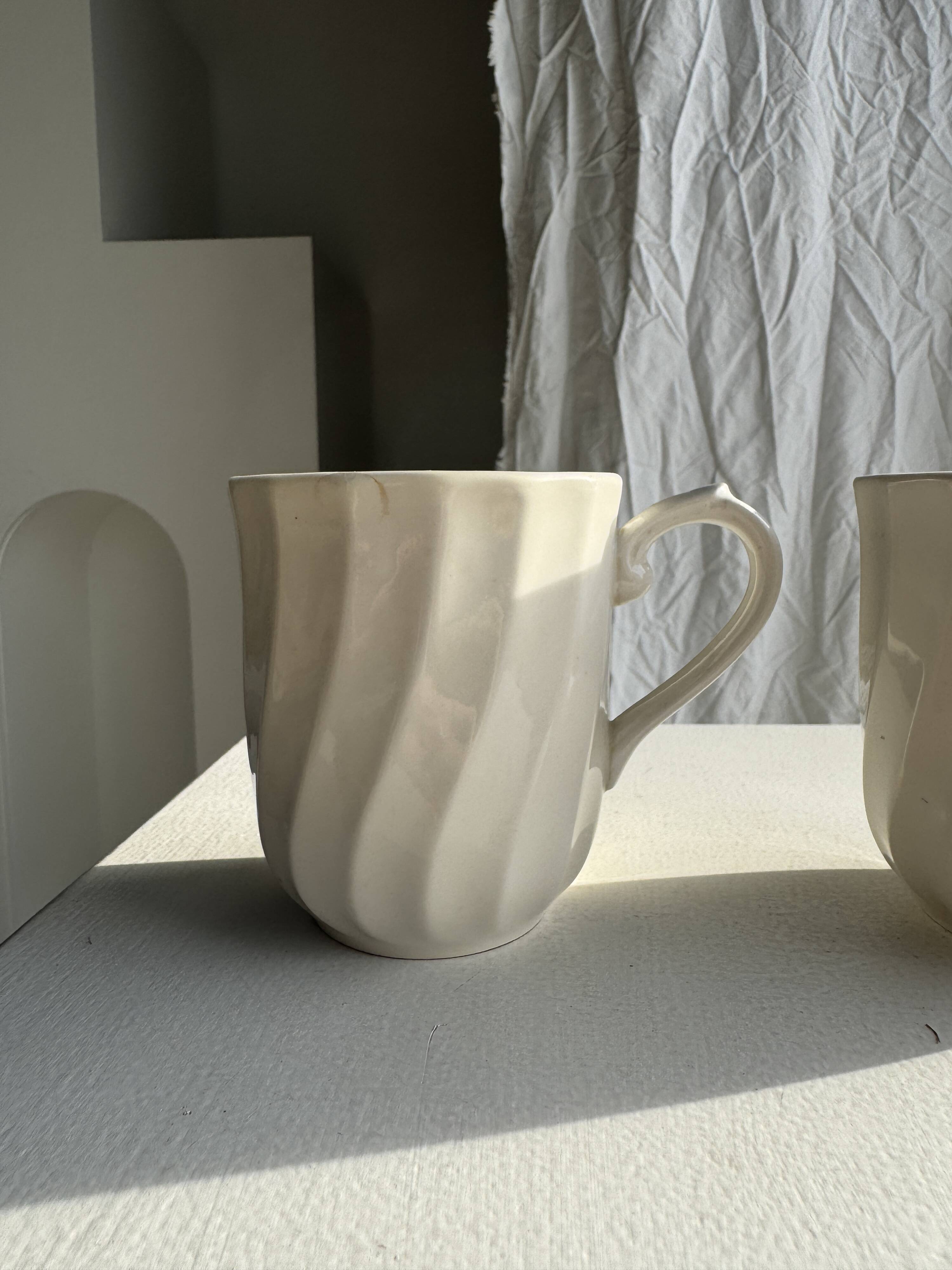 Pair of mugs in English porcelain H10