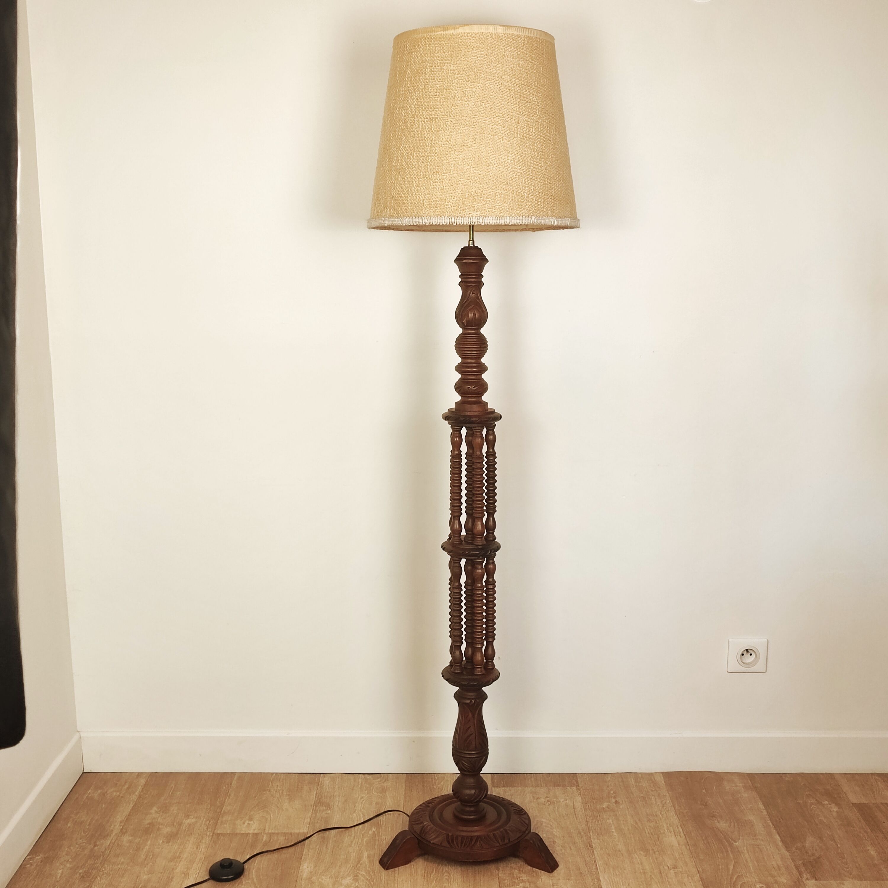 Lampadaire en bois tourné vintage