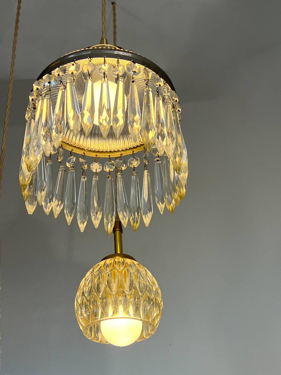 Suspension cascade triple Holophanes and vintage pendants