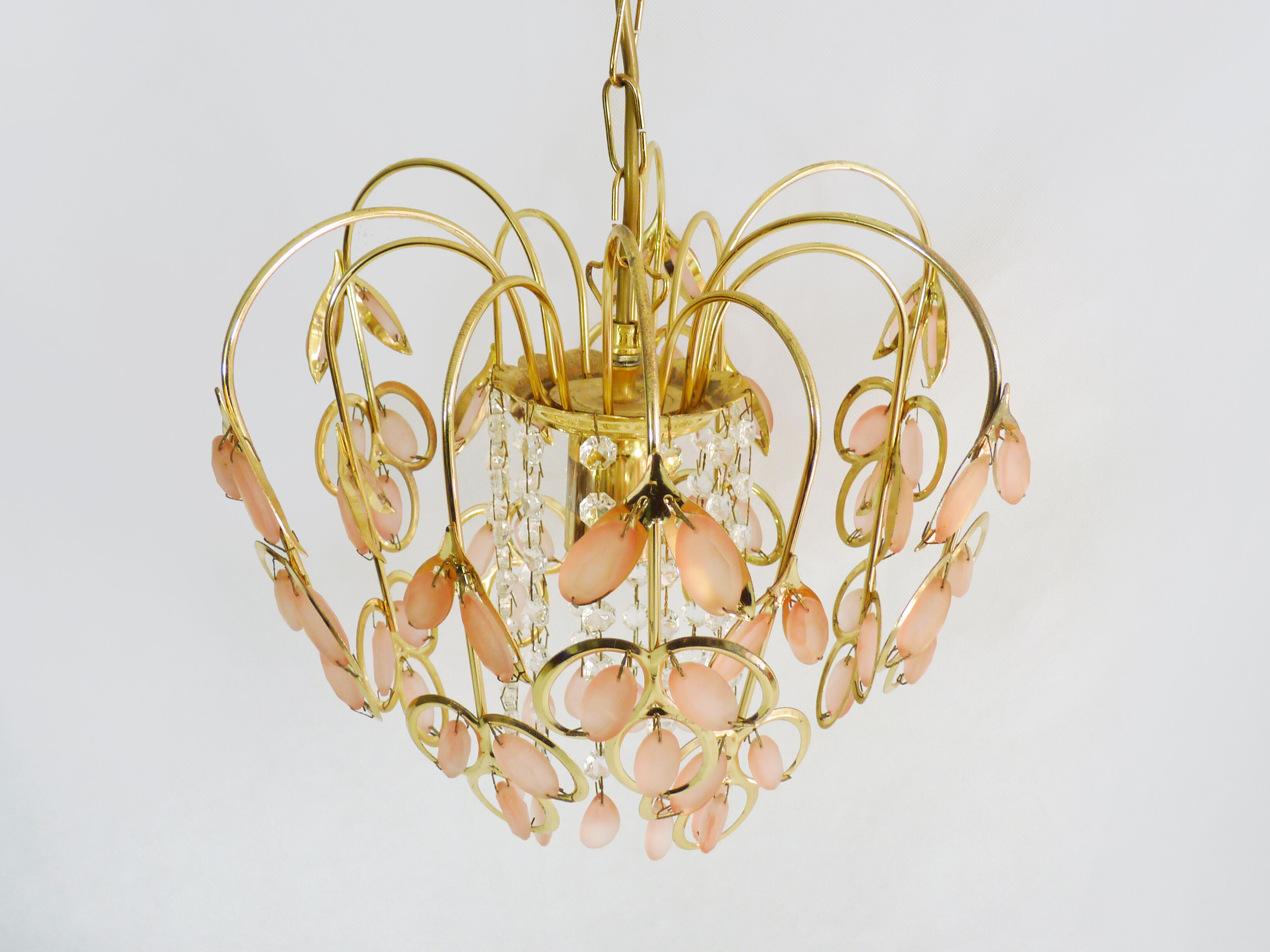 Lustre vintage suspension en métal doré et laiton feuilles en verre rose et pampilles. Année 70 80
