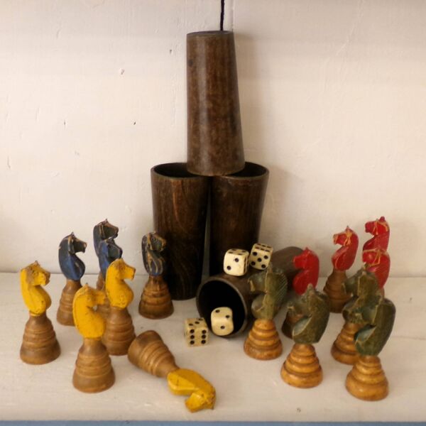 Jeu antique Deluxe Petits Chevaux 4 gobelets 4 dés en os et 16 chevaux