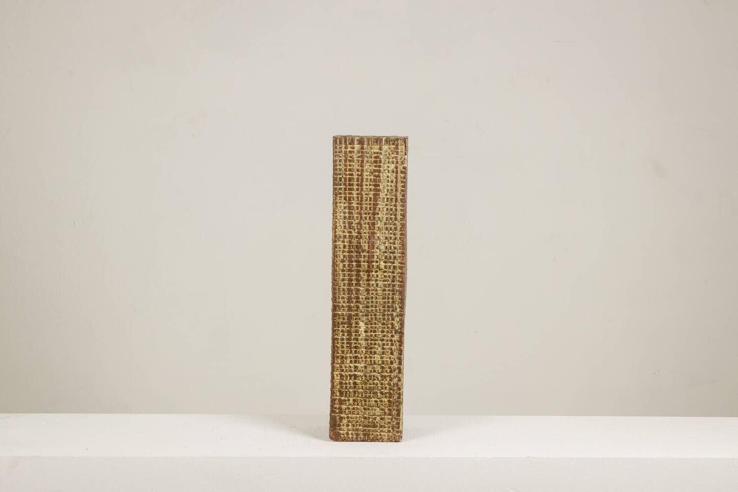 Vase de style Brutaliste en grès, à décor végétal. Année 1977.
