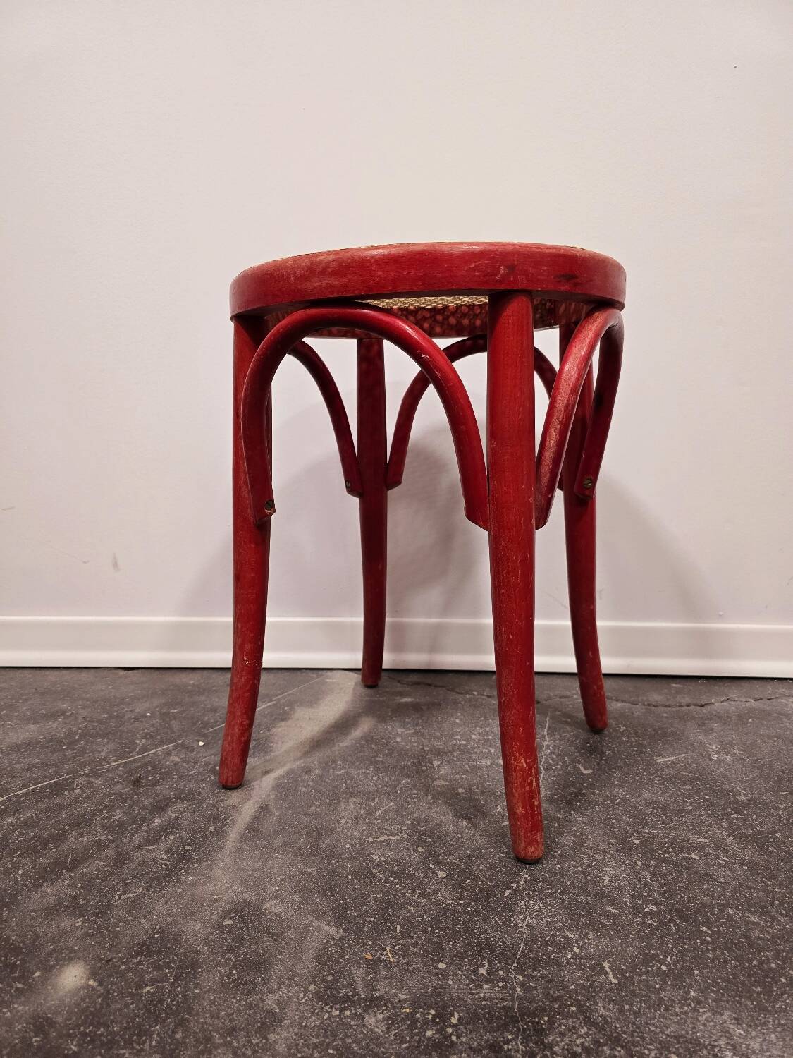 Tabouret craie rouge années 50