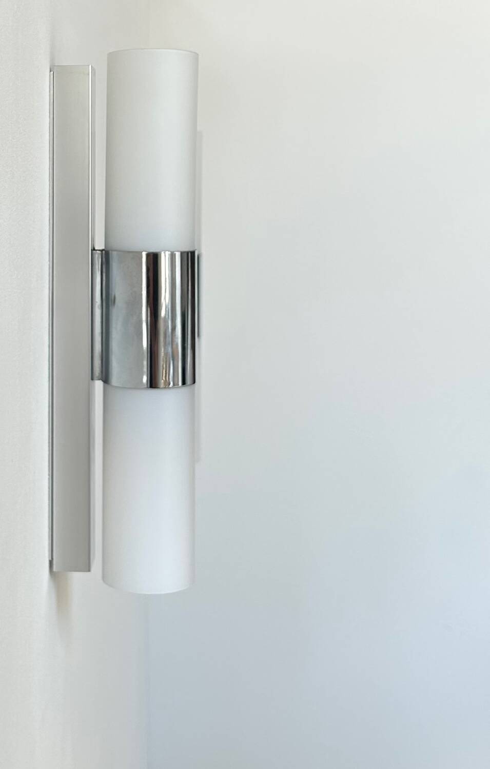 Paire d’appliques vintage, chrome et opaline, France 1970