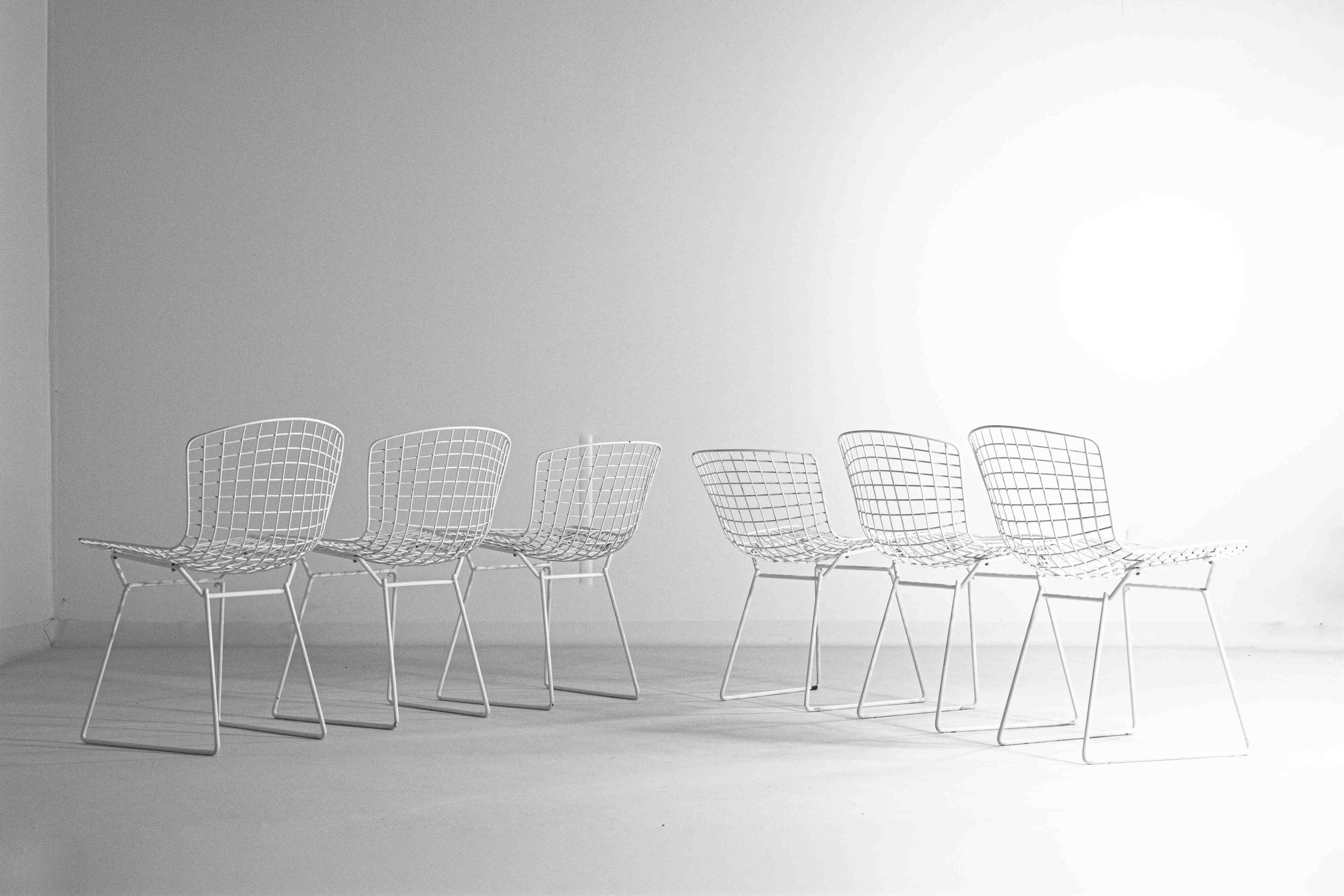 Set of 7 white coated wire chairs by Harry Bertoia for Knoll, 1970s