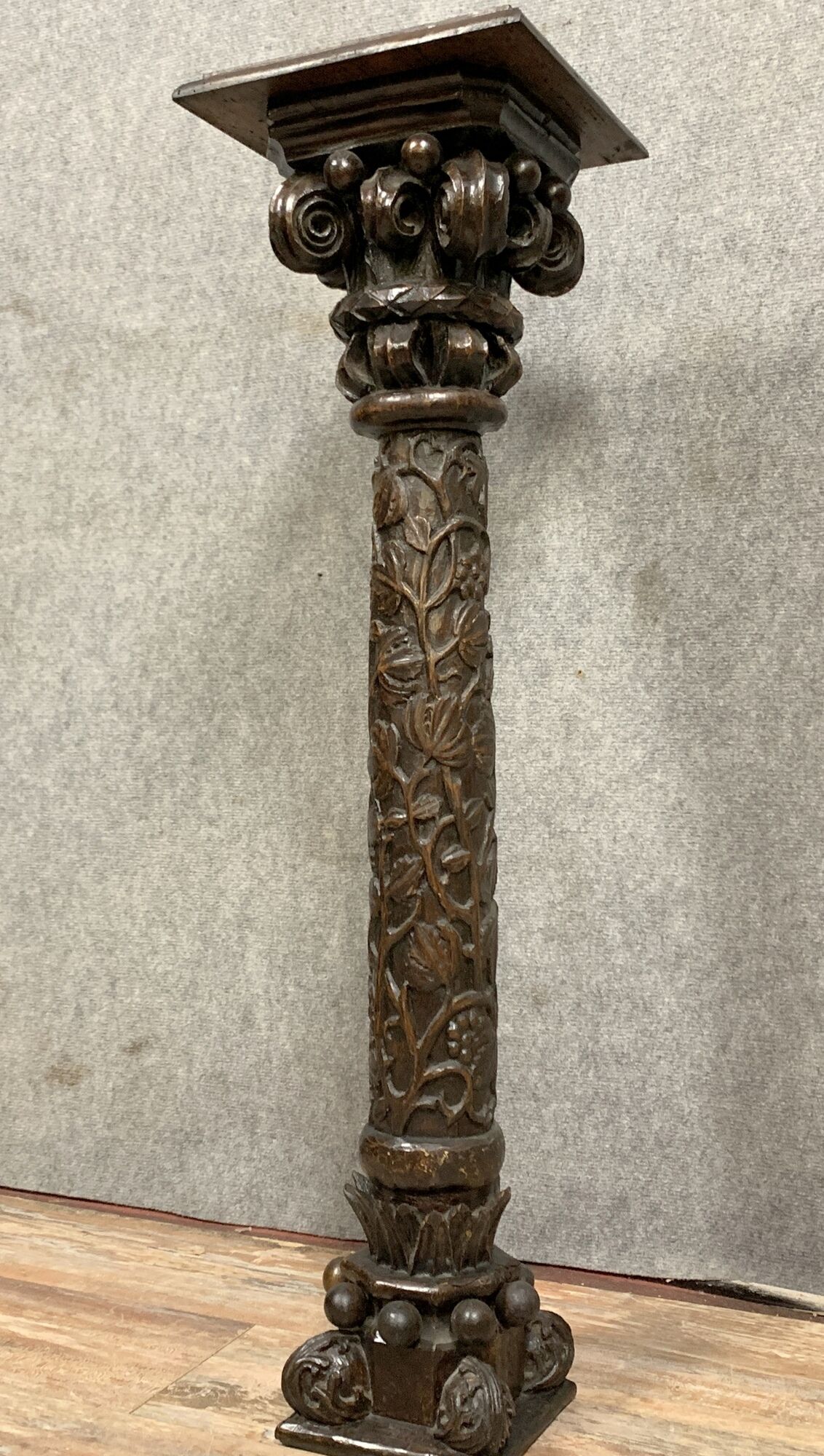 Asia XIXth century: magnificent pedestal column in hard wood carved around 1880