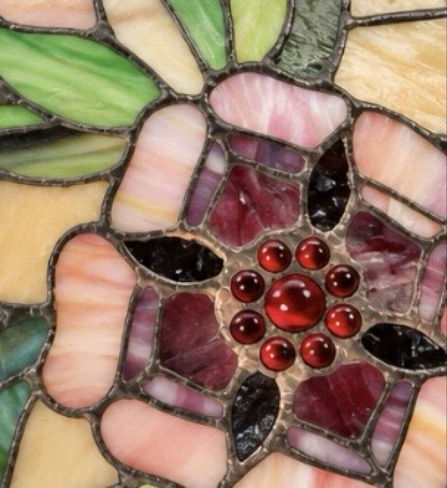 Large Tiffany-style stained glass lampshade with floral design – Ø 50 cm