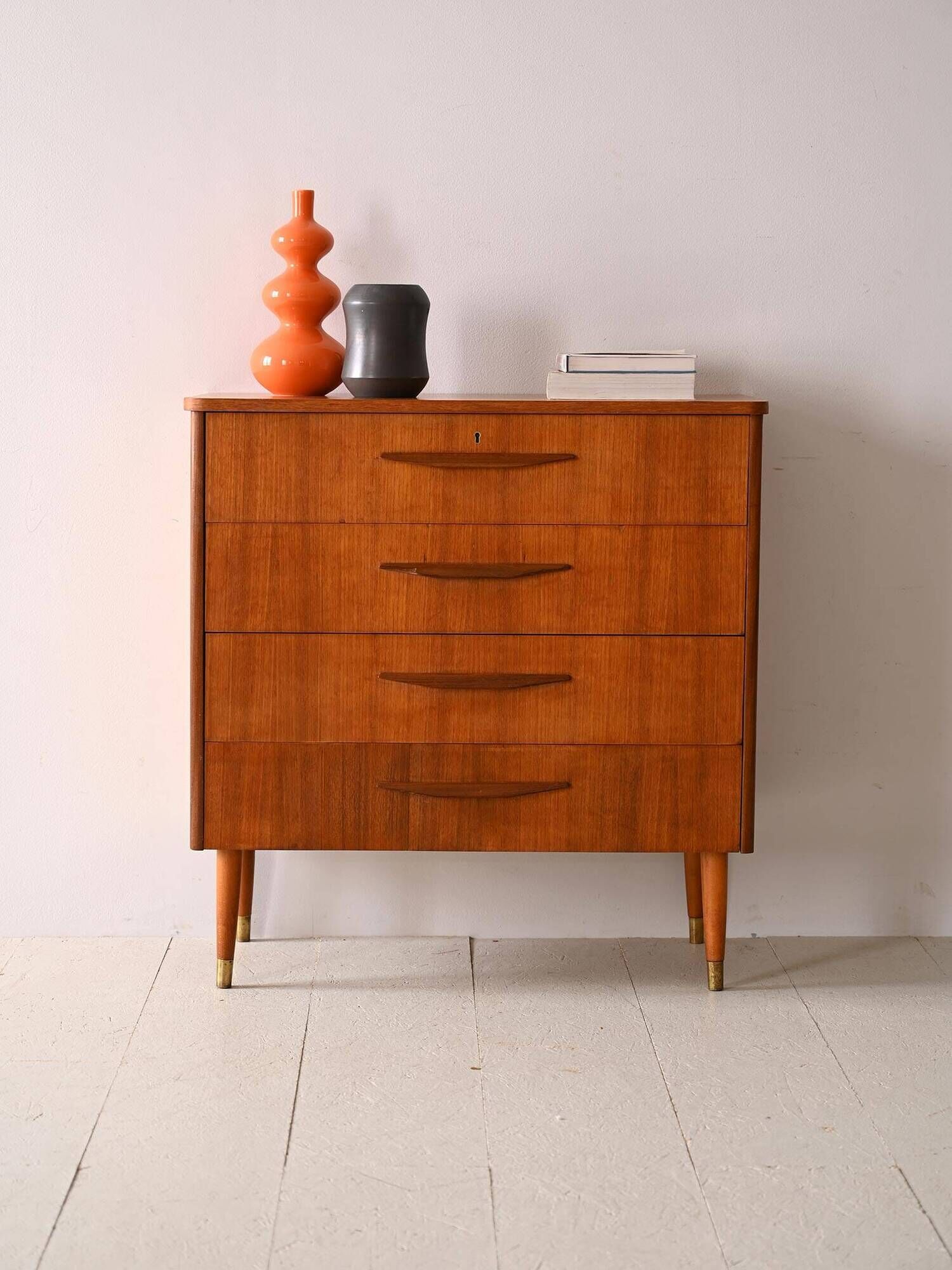 Nordic chest of drawers with wooden handles