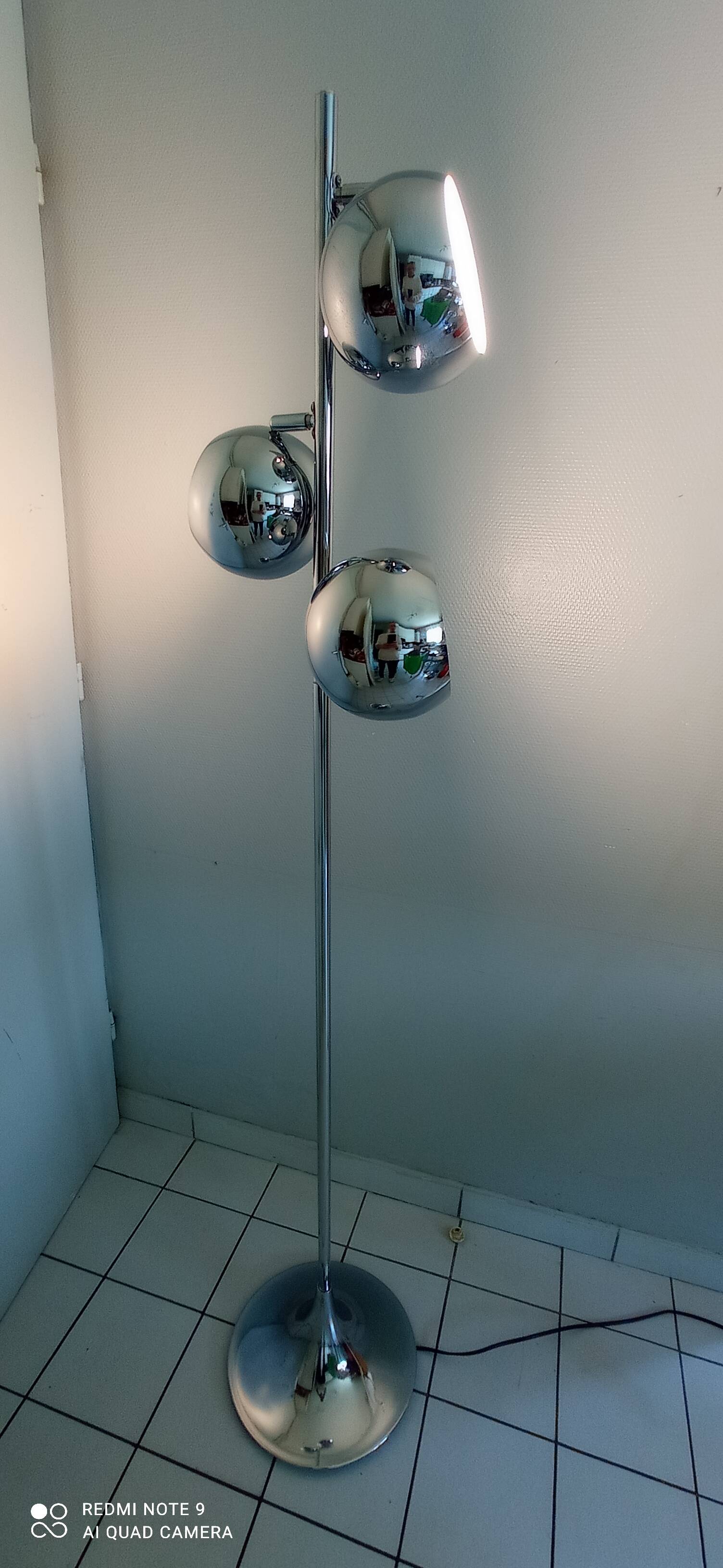 Eyeball floor lamp with tulip base
