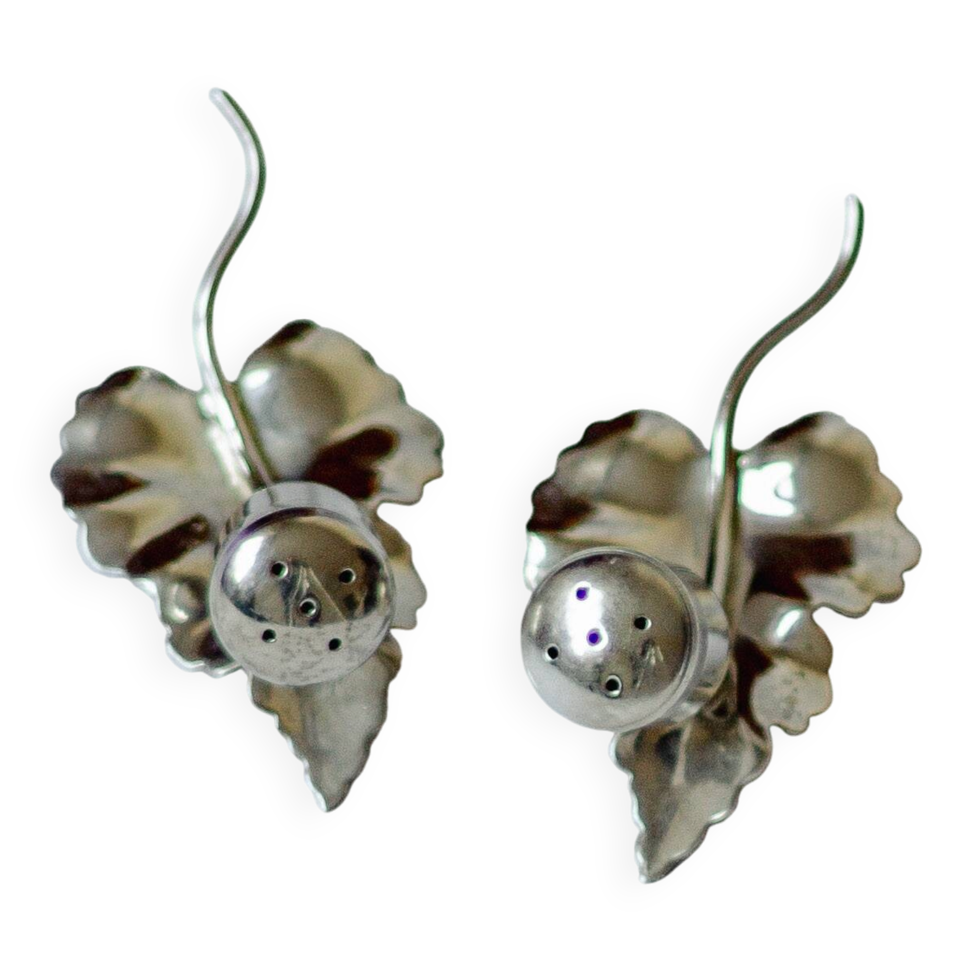 Set of a salt shaker and a pepper shaker in silver-plated metal, ENPS, England.