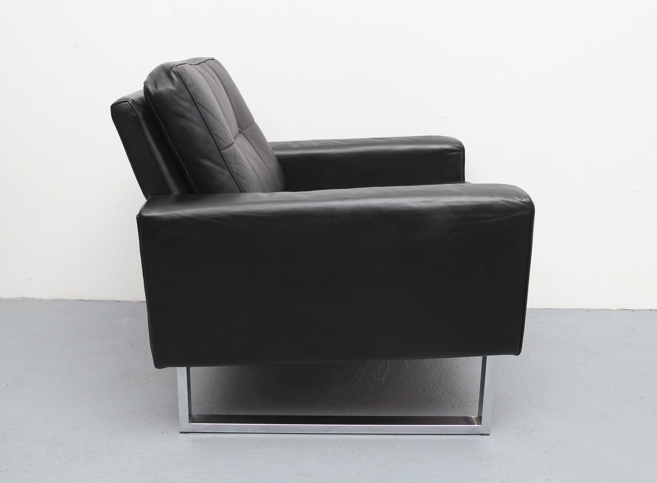 Fauteuil en cuir des années 1970 avec pieds chromés