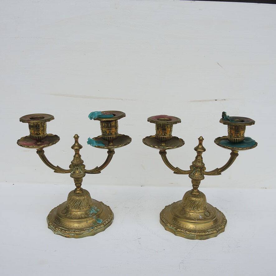 2 anciens candélabres à 2-branches de style Louis XVI en laiton