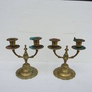 2 anciens candélabres à 2-branches de style Louis XVI en laiton
