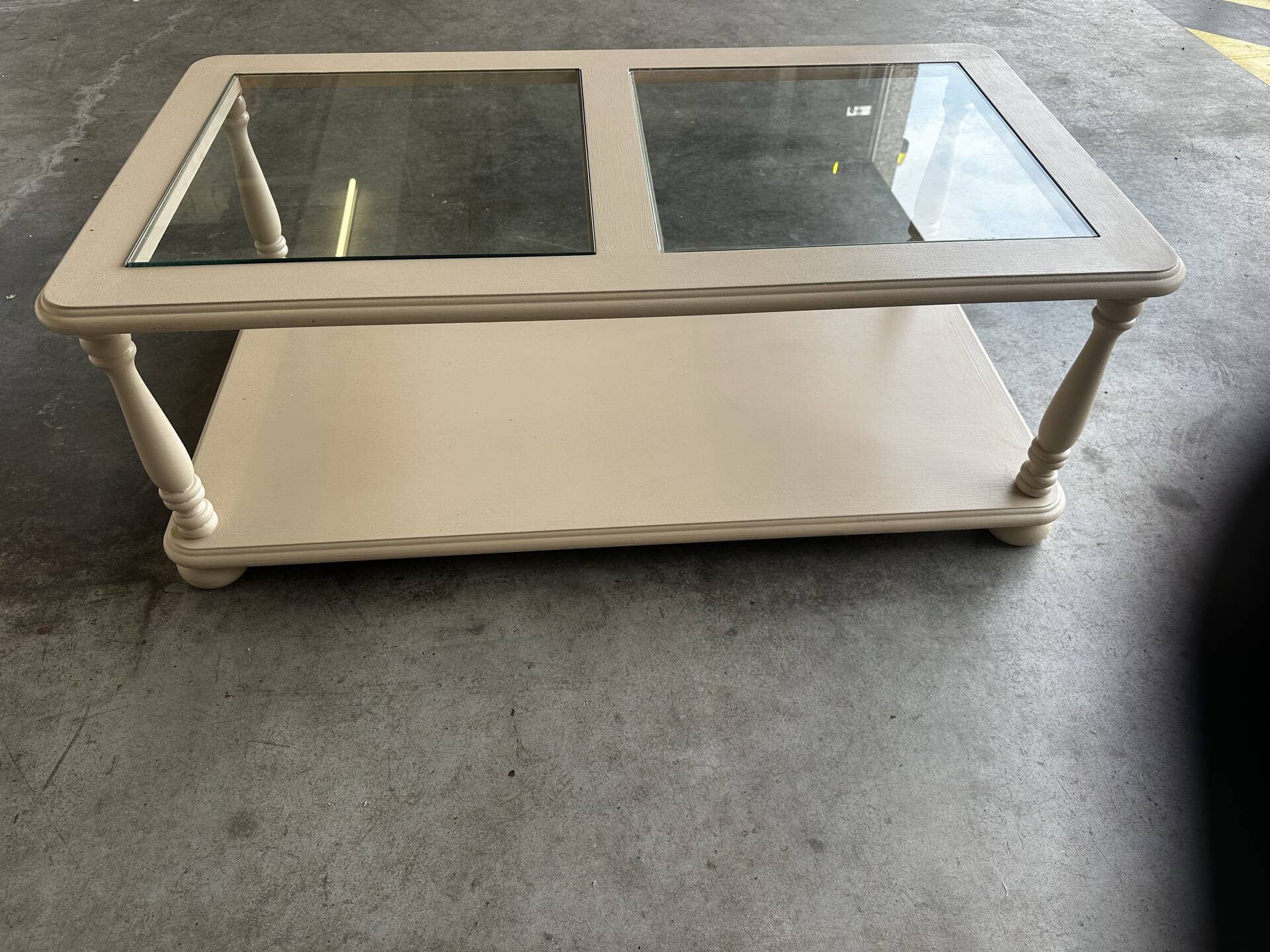 Table basse vintage crème rosé à double plateau et verre
