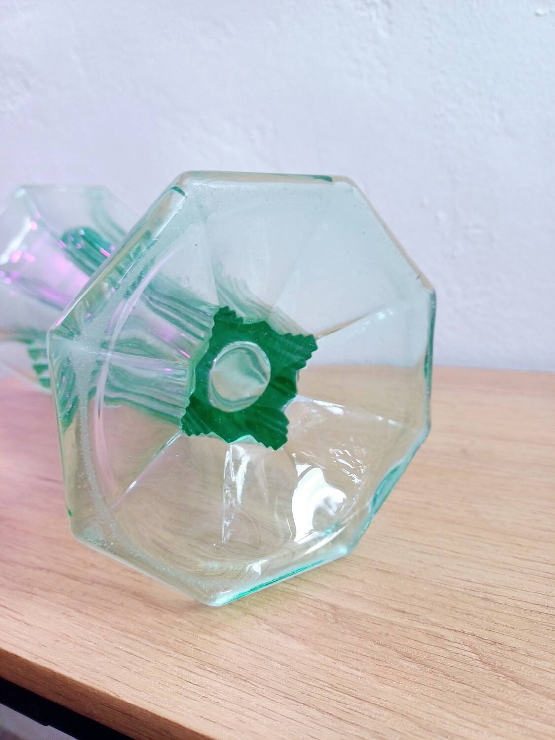 Vase en verre pressé vert style Art déco, vers 1960