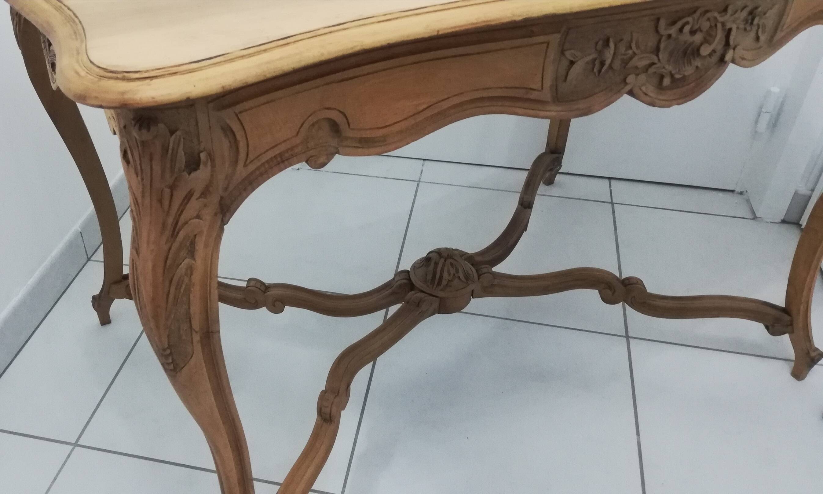 Table à tiroir de style Louis XV
