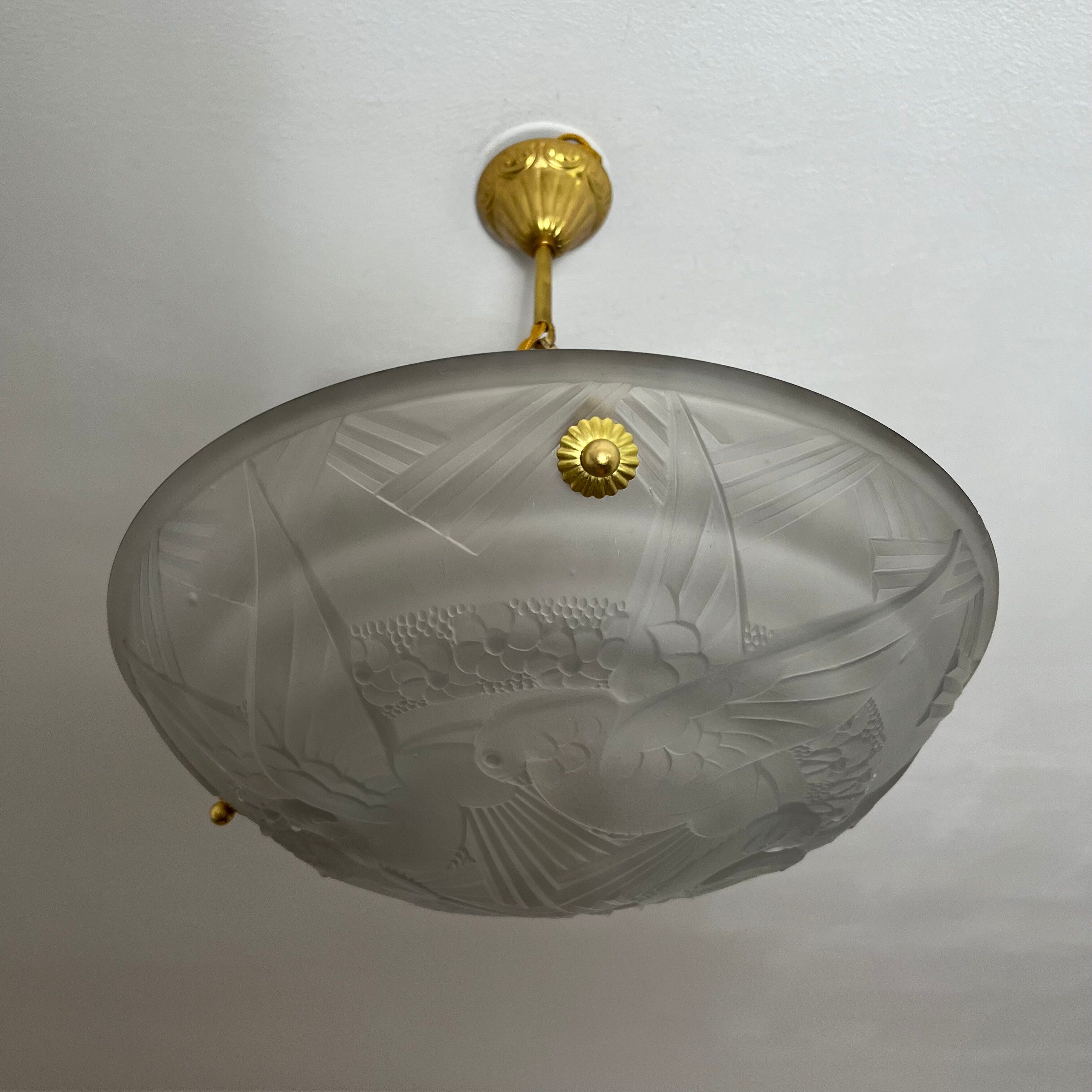 Art Deco washbasin in pressed glass Parakeet décor