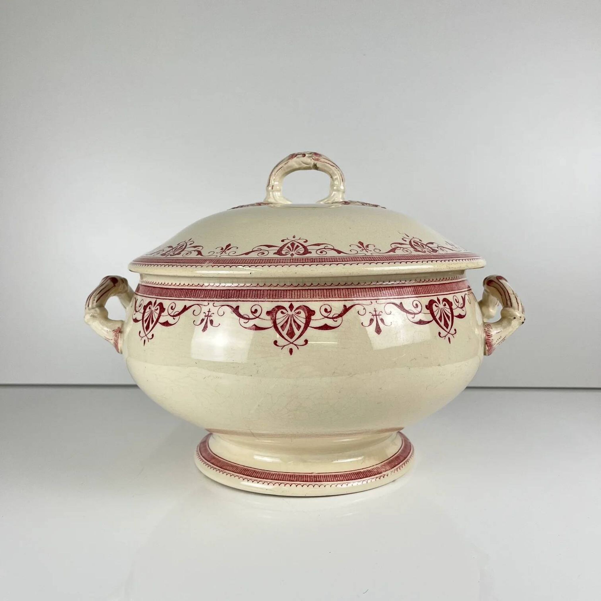 Ironstone soup tureen Creil & Montereau, "Admiral" model, red, 19th century.