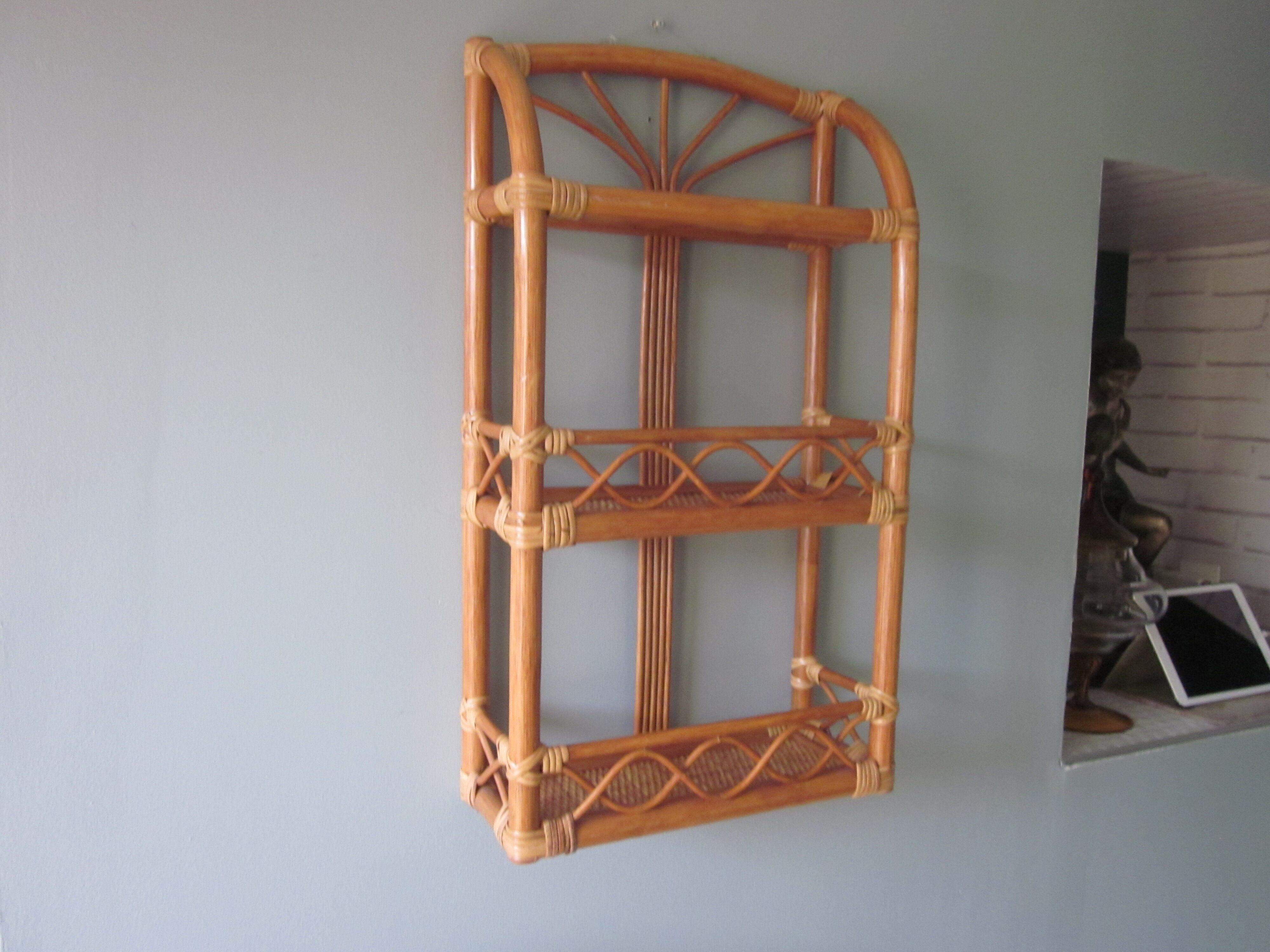 Etagere murale en rotin