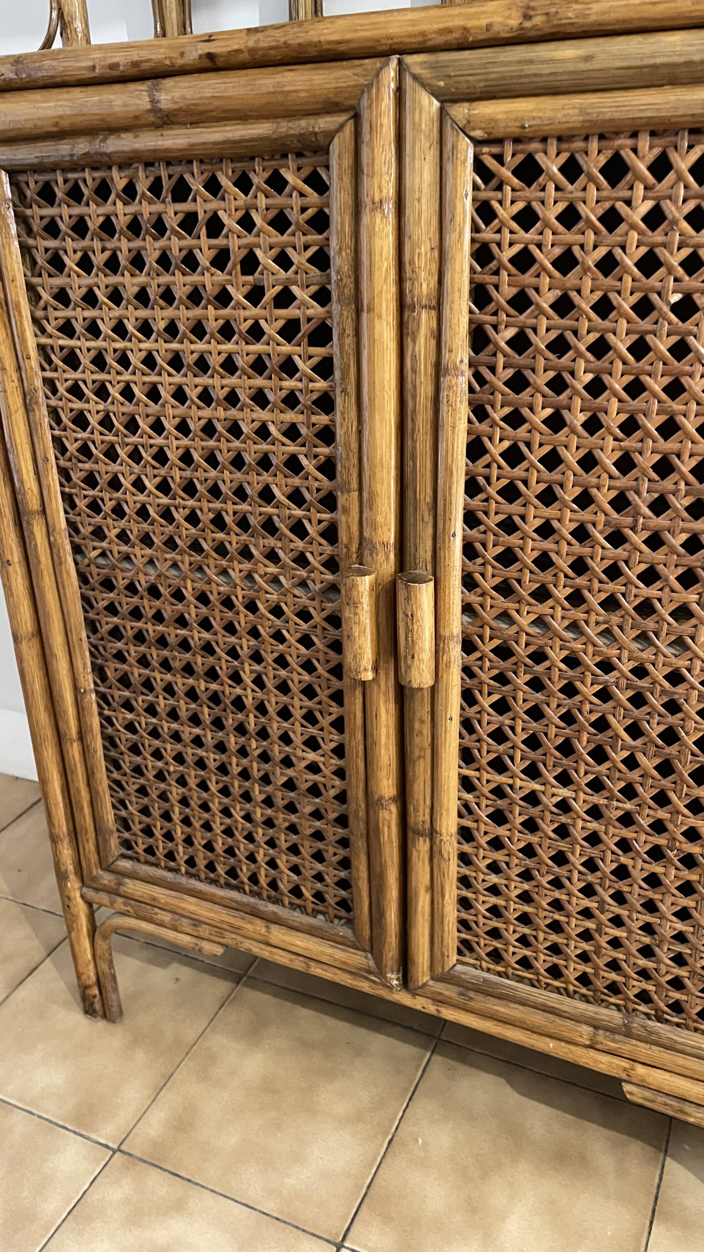 Shelf on wicker legs