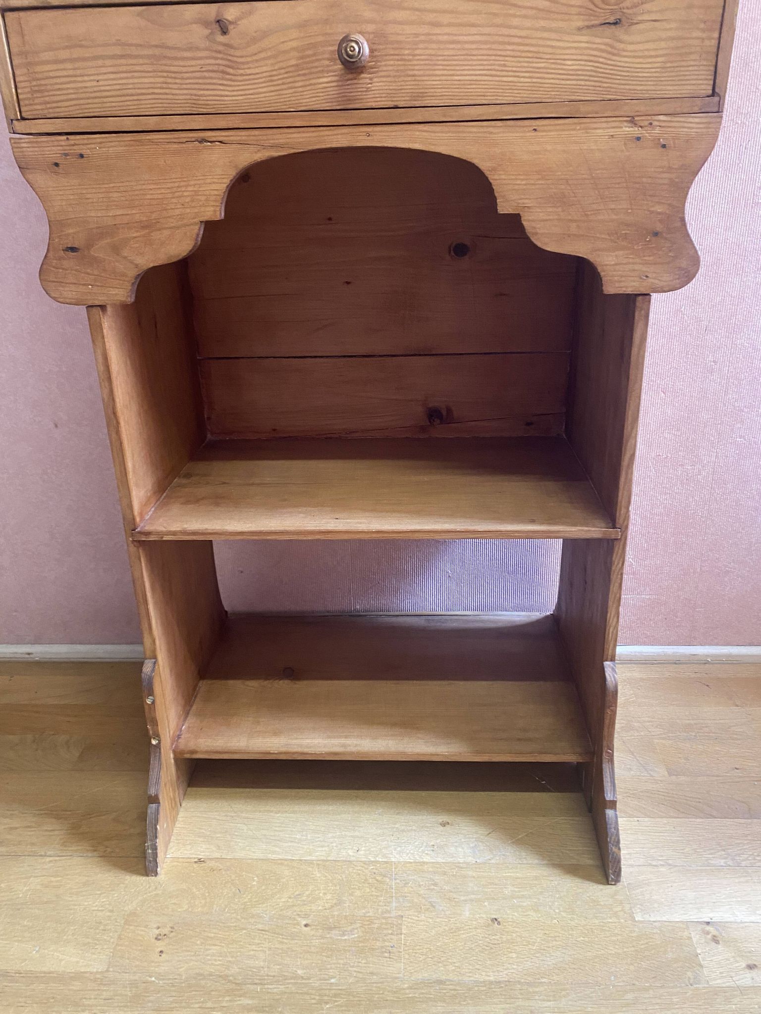 Dressoir en sapin, 4 tiroirs. Très bon état;