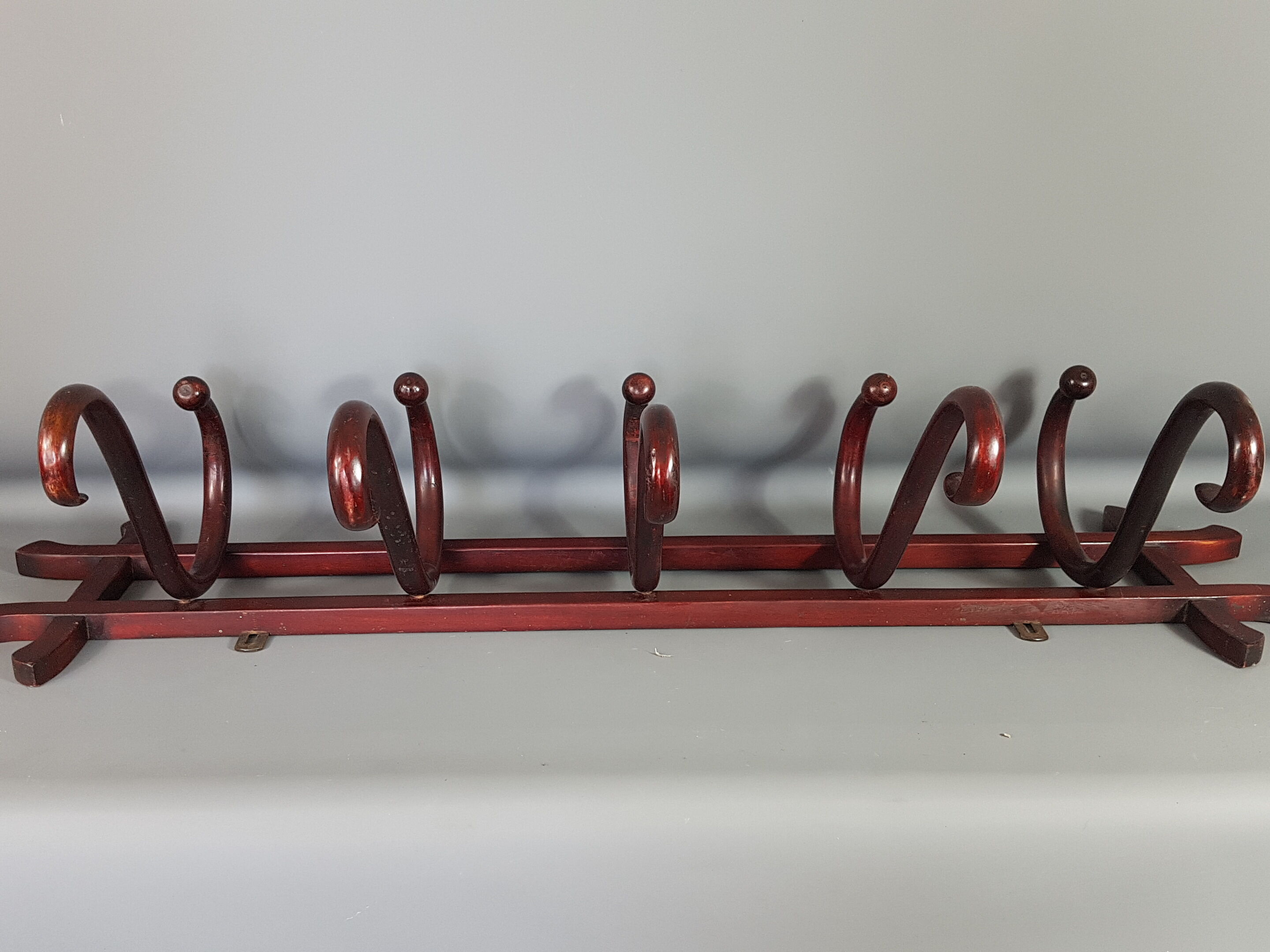 Curved wooden coat rack, 5 patères, Thonet label