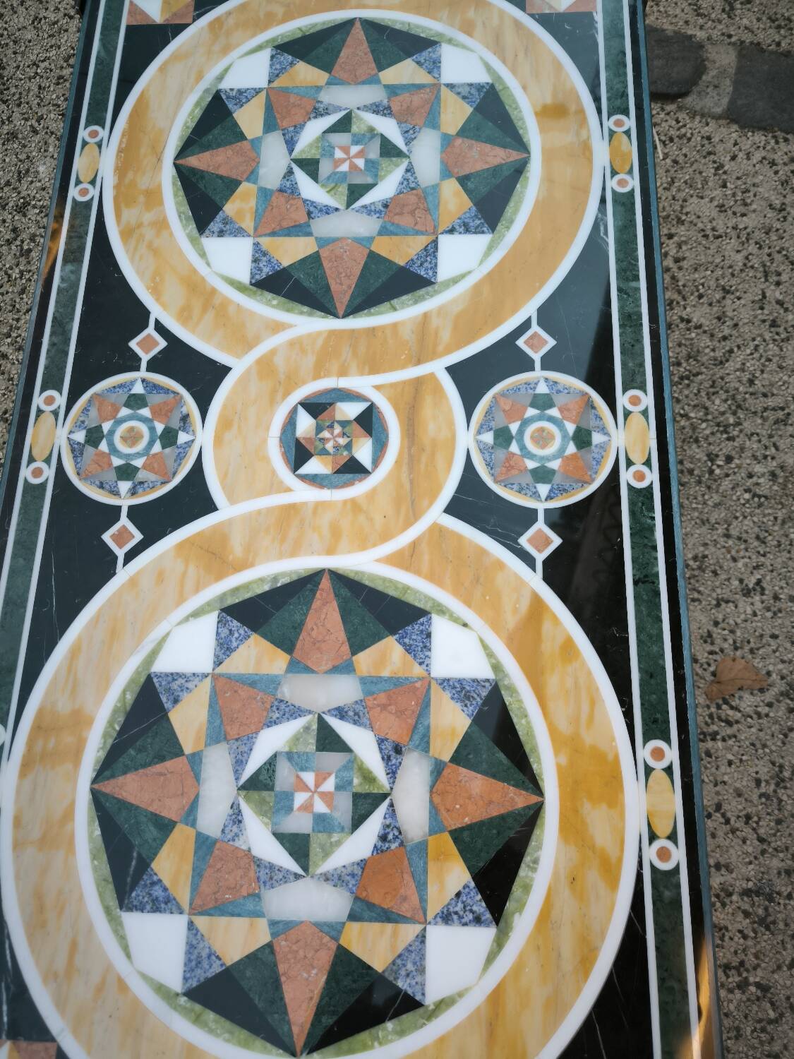 Table basse en mosaïque de marbre et pierres dures