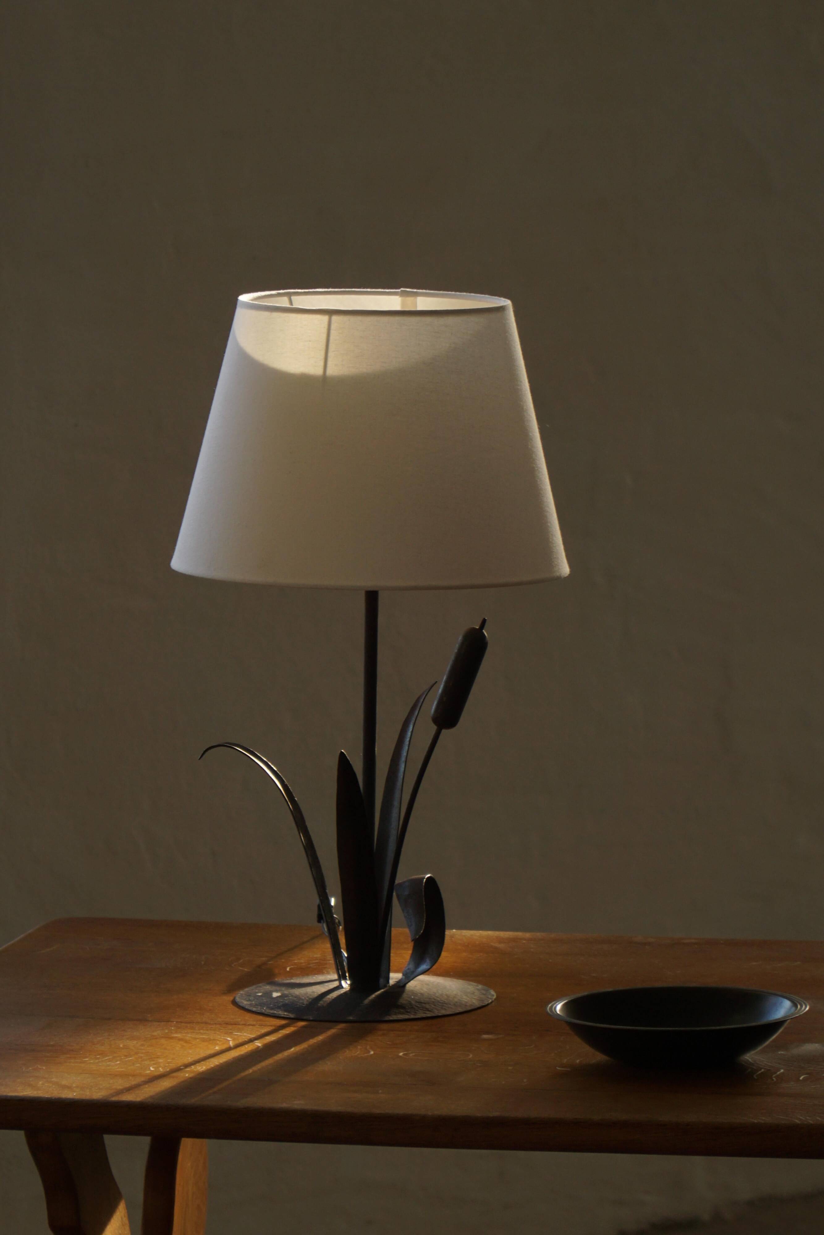 Handcrafted table lamp in wrought iron, organic shape, mid-20th century, 1940s.