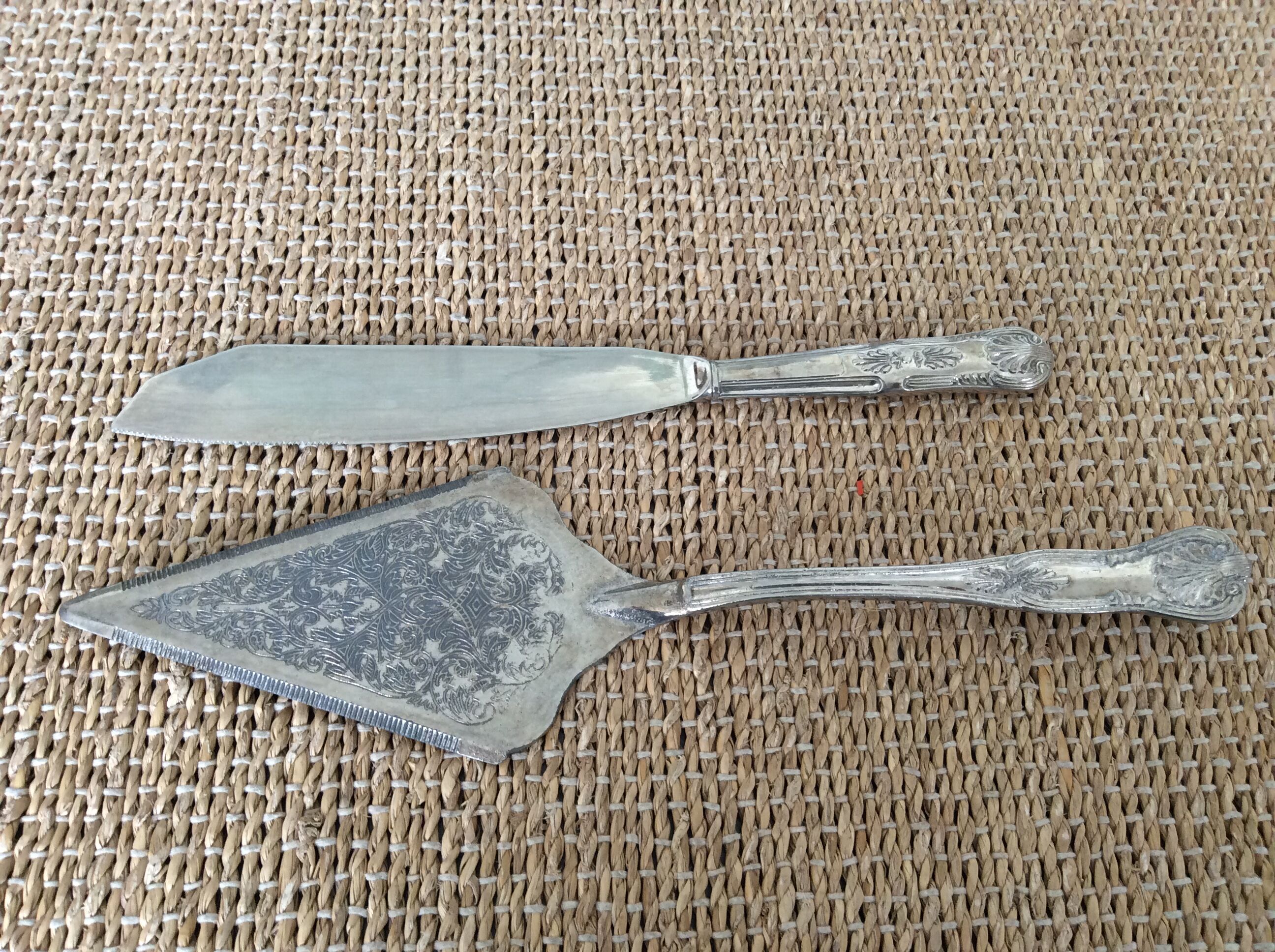 Shovel and cake knife