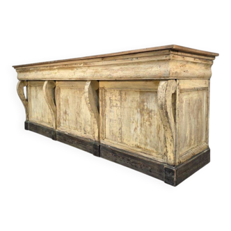 Beautiful shop counter with scrolls from the early 19th century.