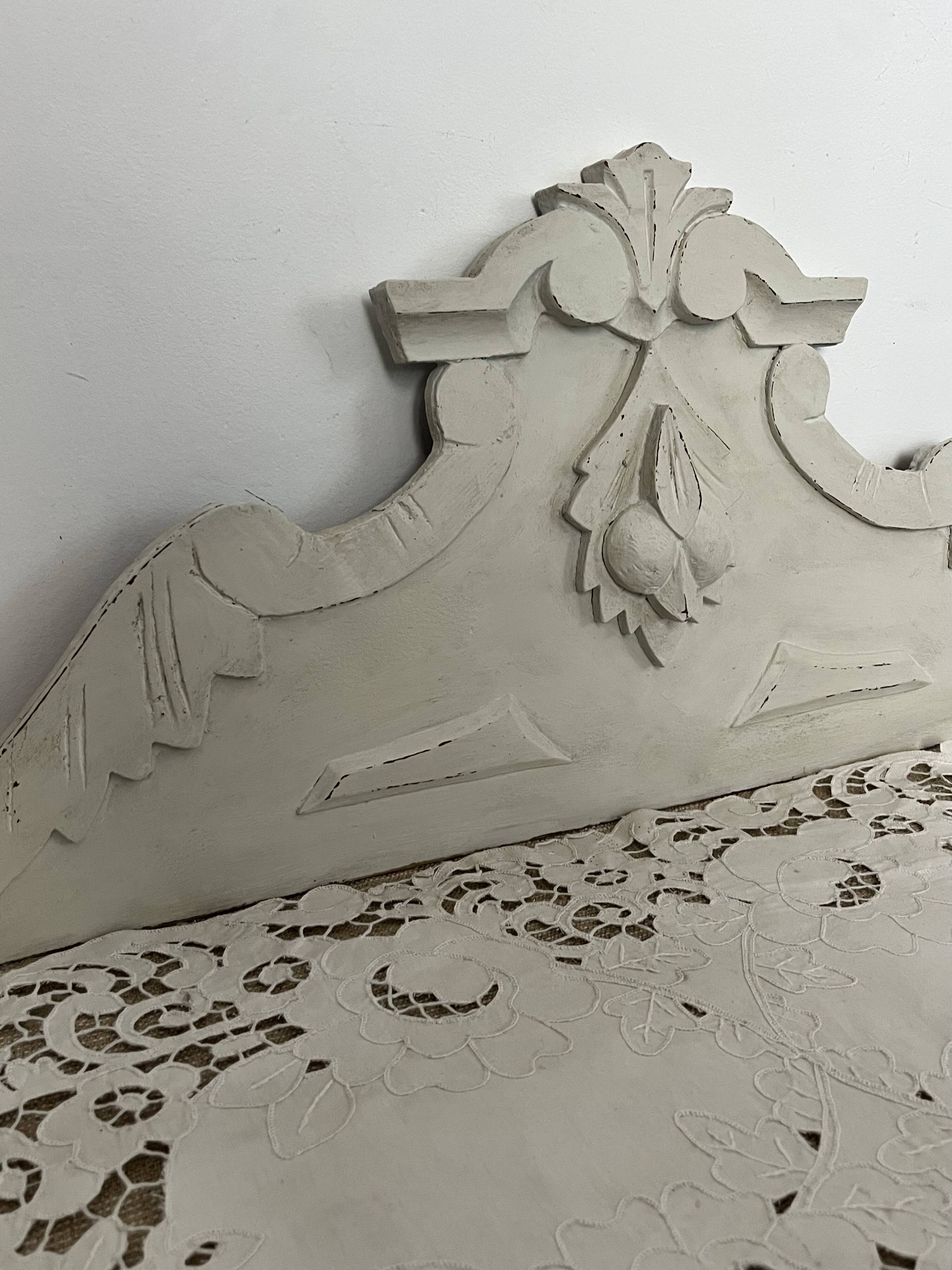 Fronton en bois sculpté