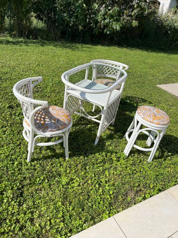 Salon de jardin en rotin / bambou blanc Vintage avec 2 chaises et un tabouret
